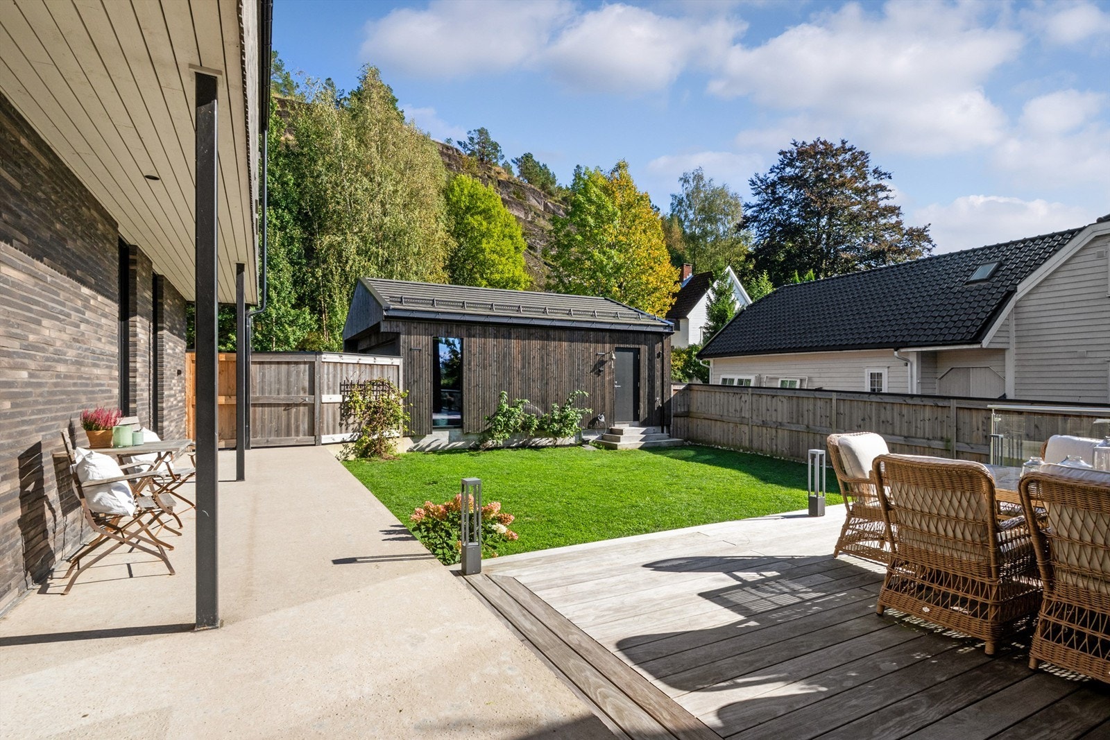 Tomten er svært velstelt og pent opparbeidet med flere ulike soner. Galleribilde