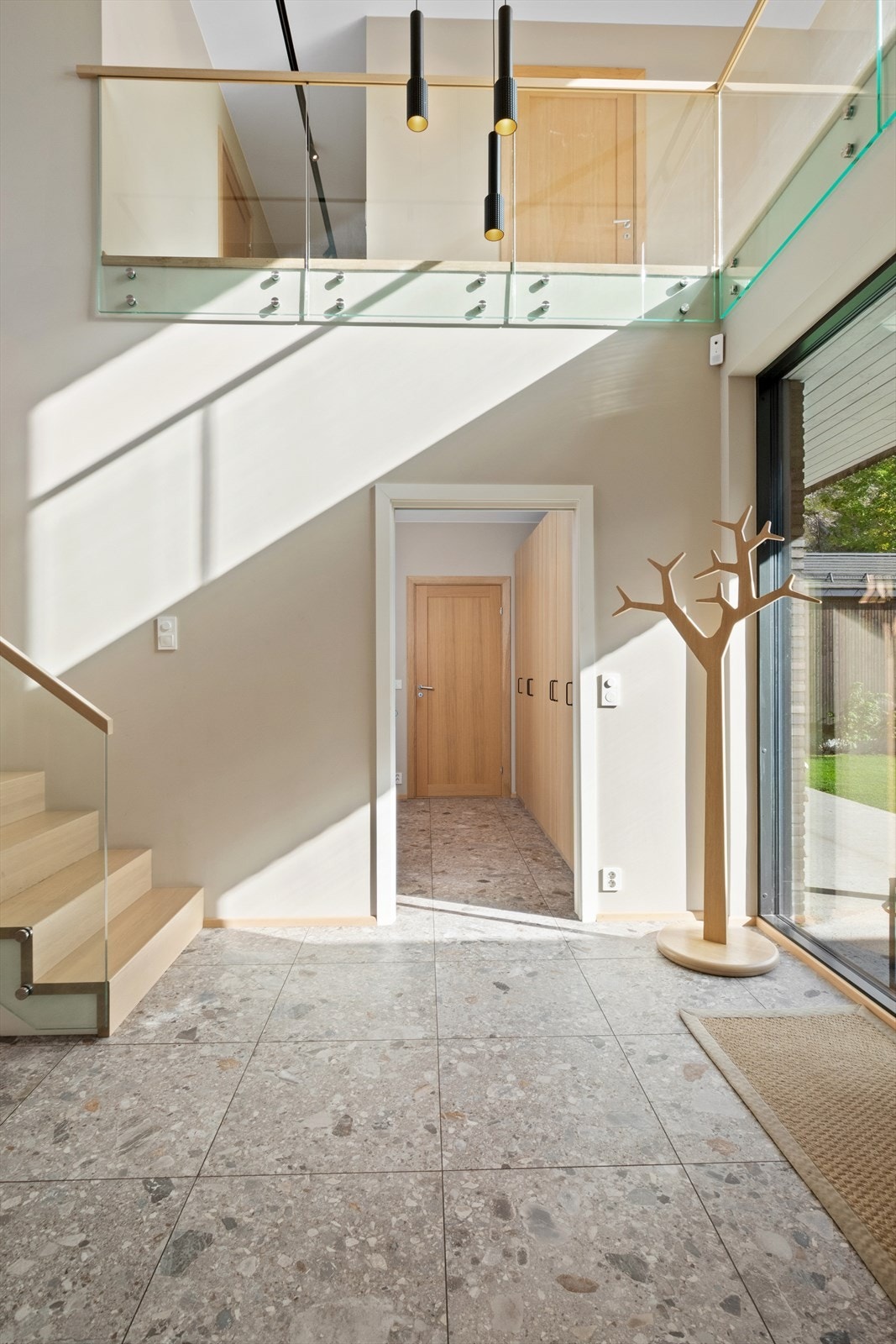 Entréen er svært innbydende og lys med lekre detaljer og gjennomgående stil. Galleribilde