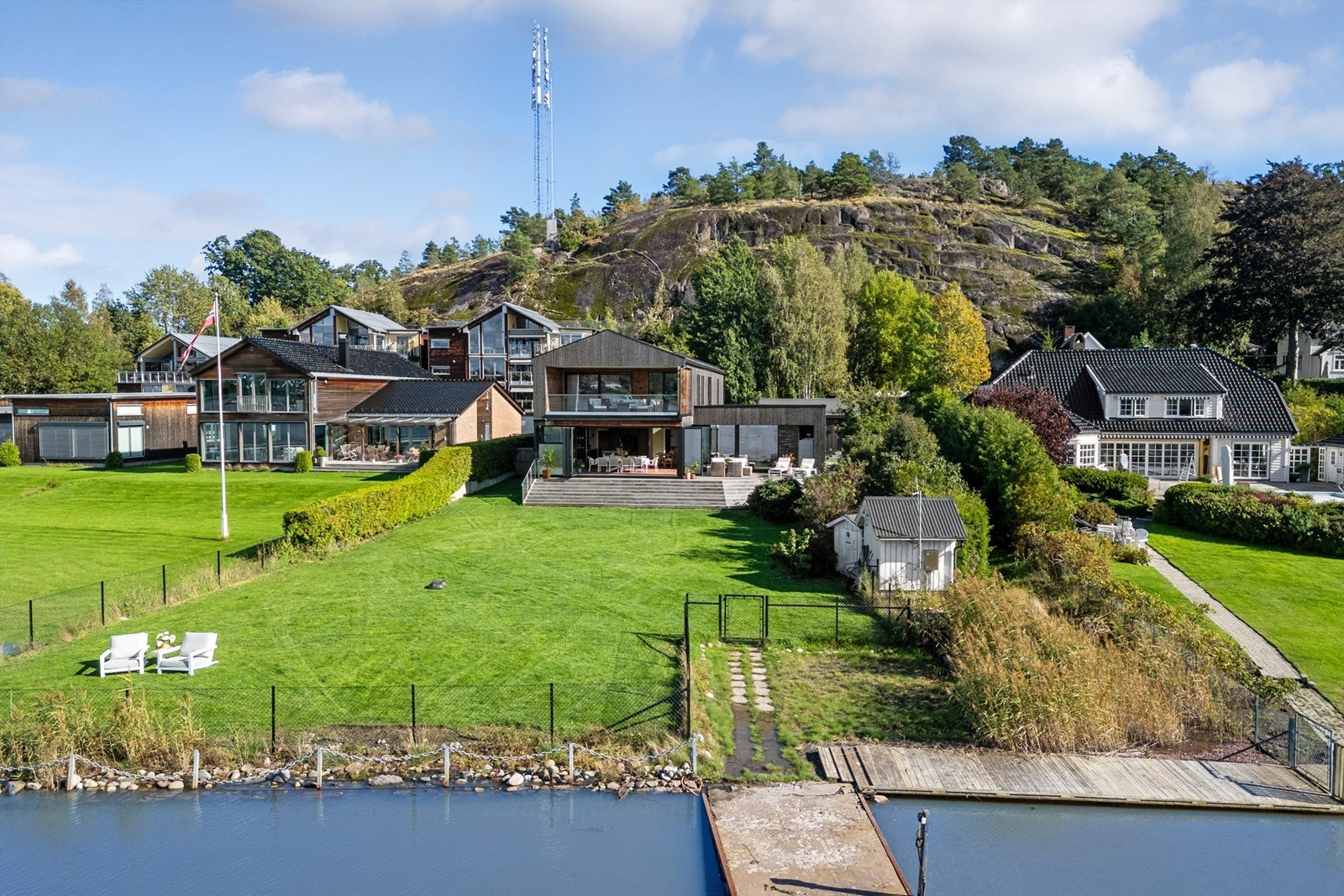 Tomten er svært velstelt og pent opparbeidet med flere ulike soner. Galleribilde