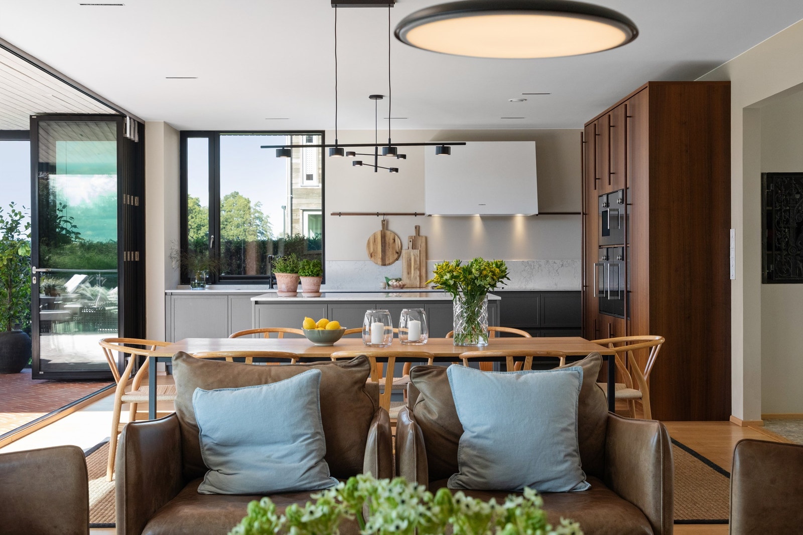 Stuen og kjøkkenet ligger i en åpen løsning med en stor kjøkkenøy. Galleribilde