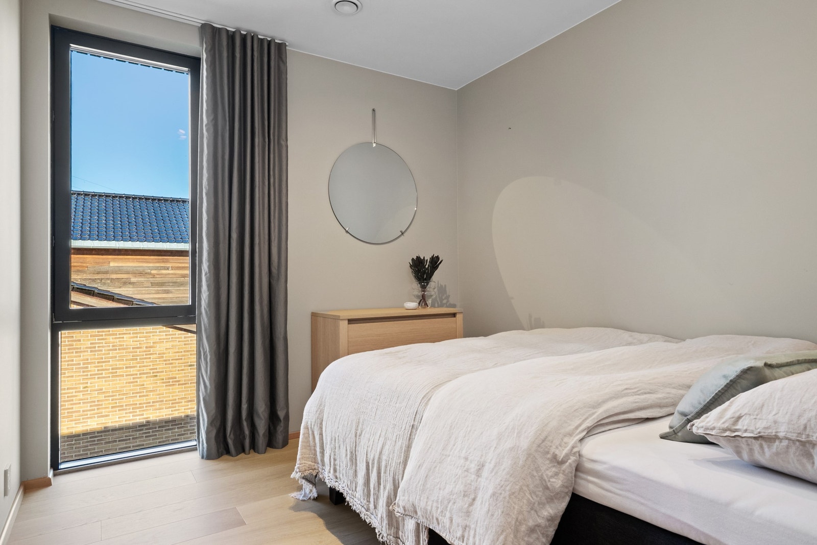 Soverom (5) er tilsvarende med god plass til dobbeltseng. Galleribilde