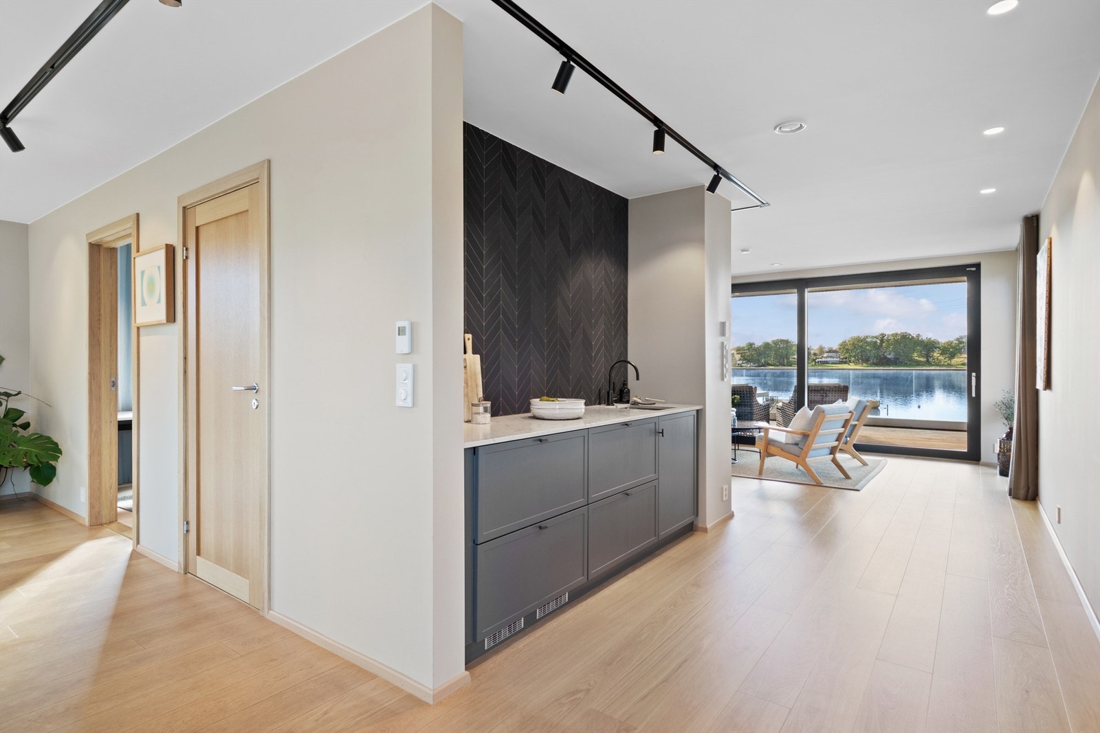 Opp trappen til 2. etasje blir du møtt med en fantastisk sjøutsikt. Galleribilde