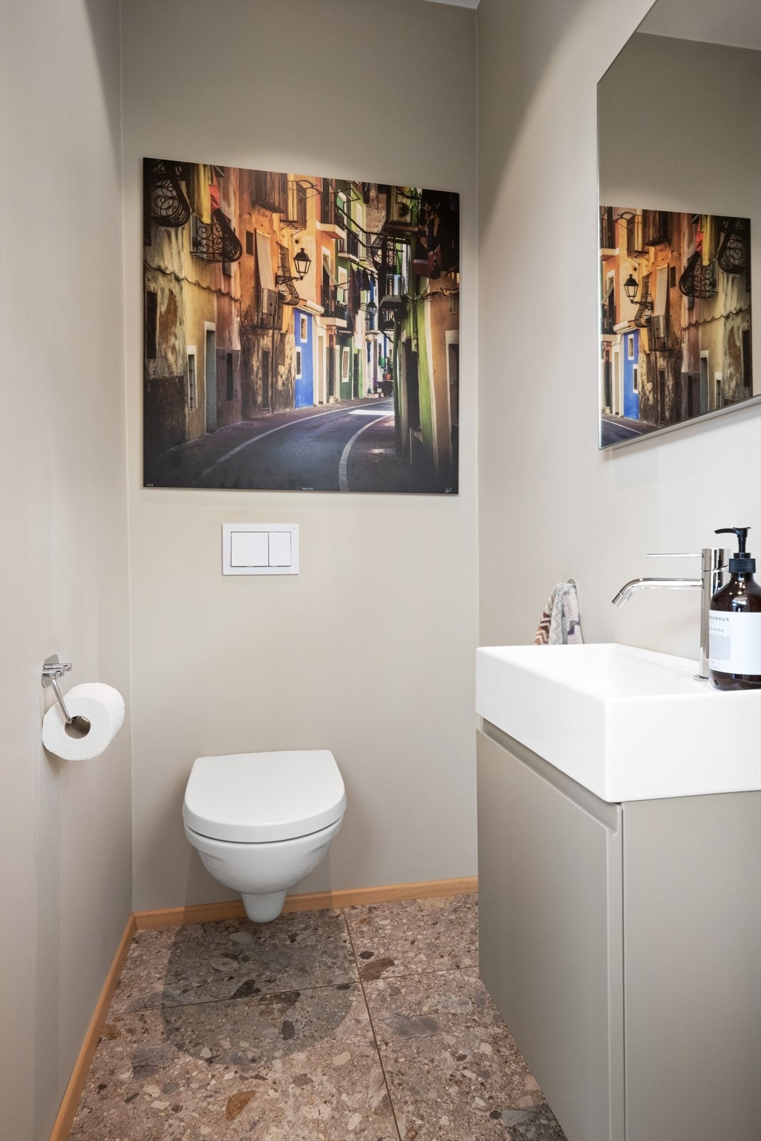 Det er et praktisk gjestetoalett innredet med servant og vegghengt toalett. Galleribilde