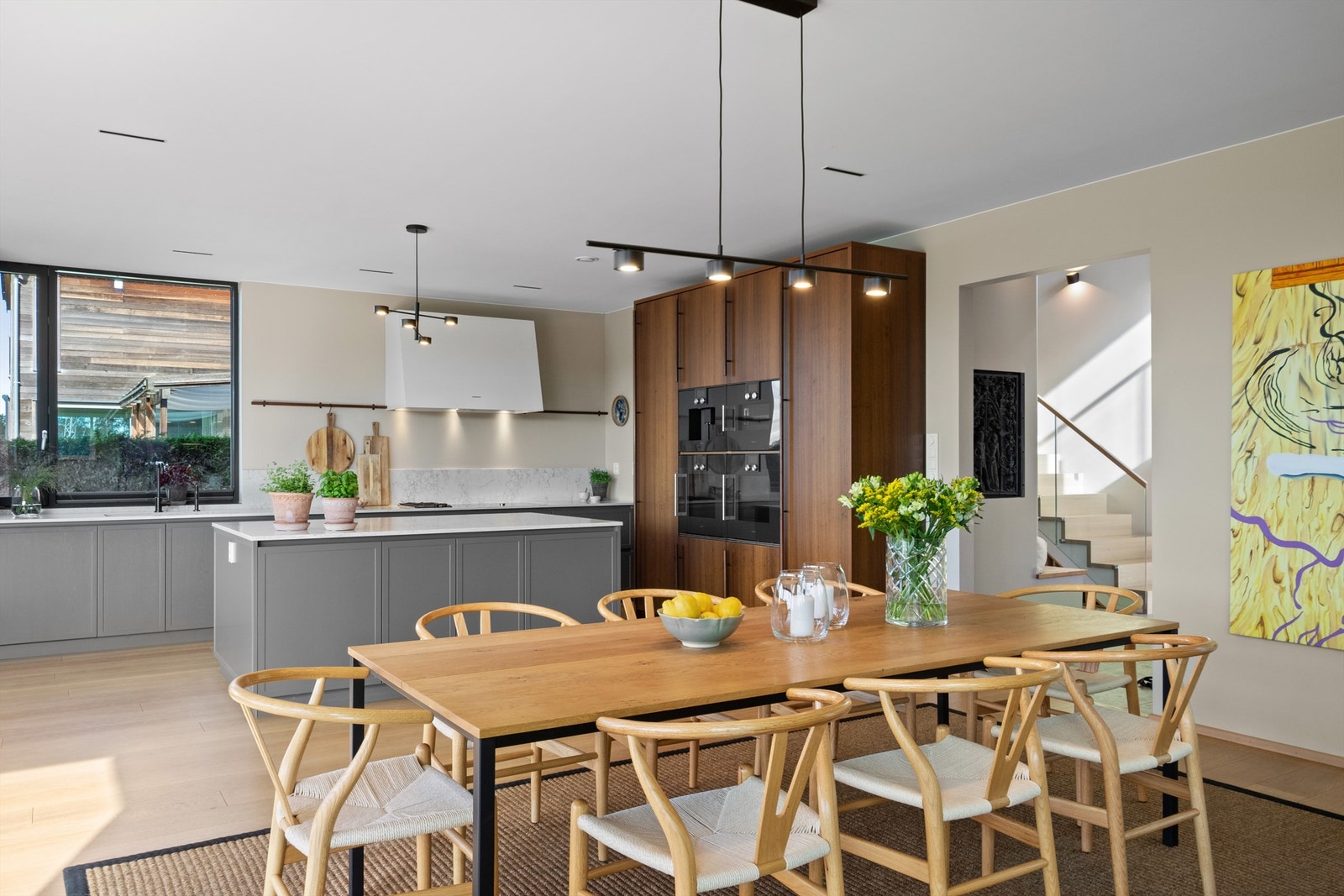 Kjøkkeninnredningen er fra "Kvanum" med heltre fronter og benkeplate i kompositt (type Montblanc). Galleribilde