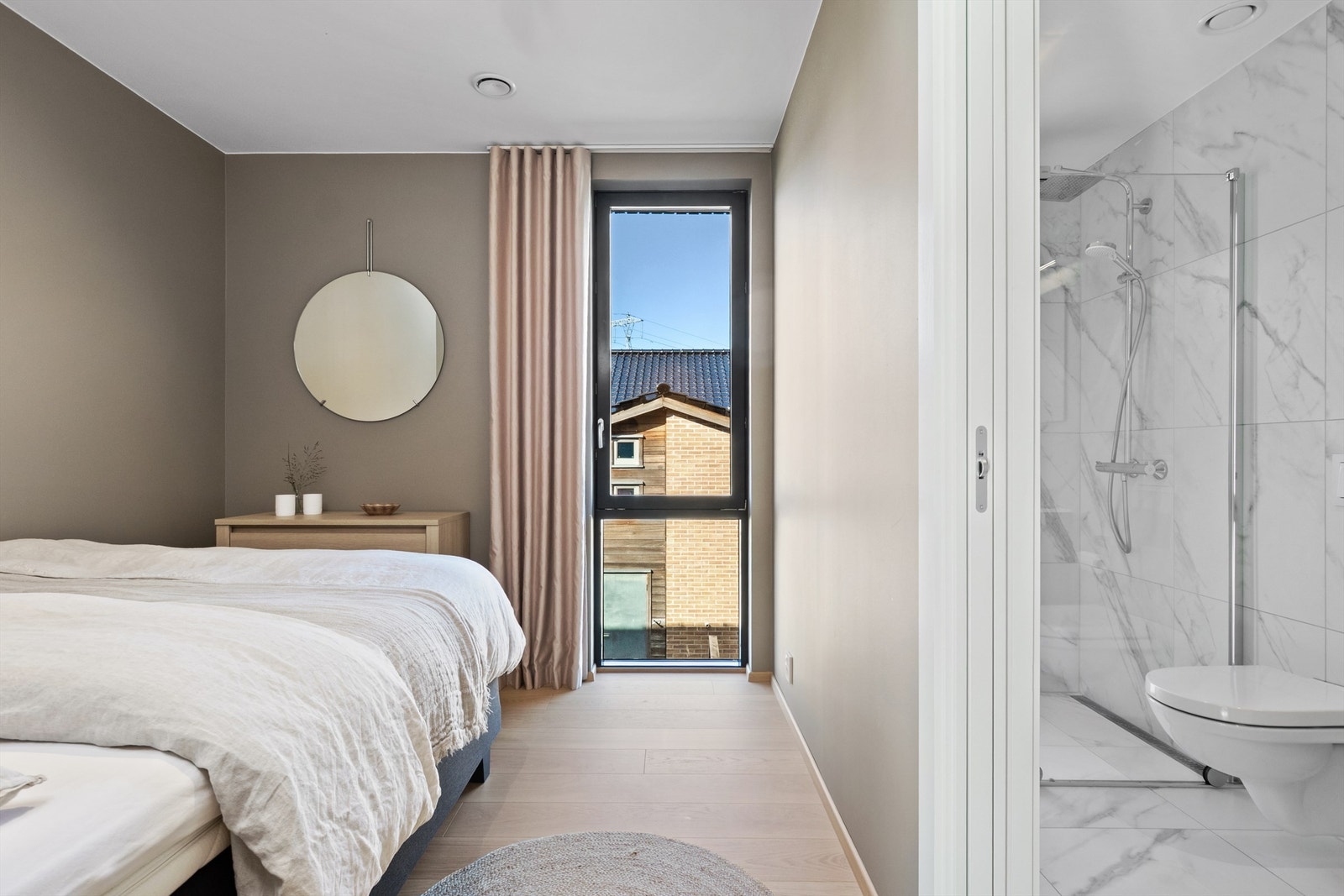 Soverommet har adkomst til eget bad. Galleribilde