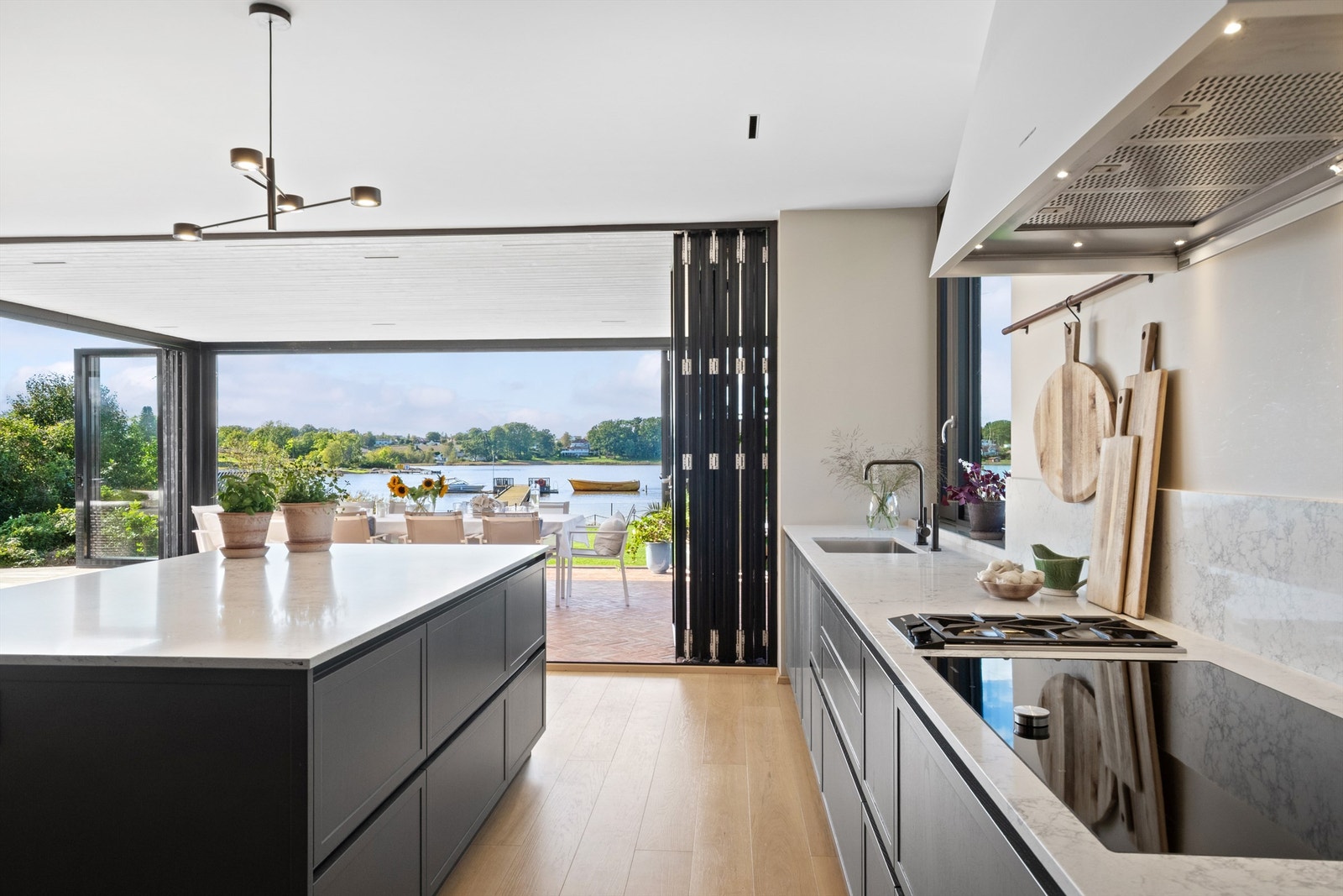 Det er integrerte 2 stekeovner, steamovn, kaffemaskin, platetopp og gassbluss fra Gaggenau. Galleribilde