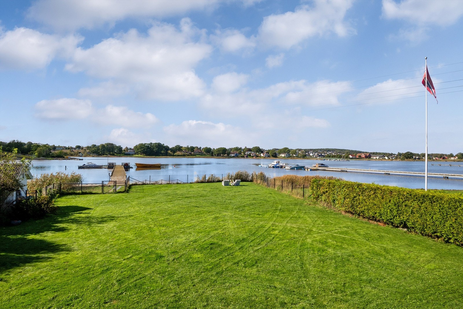 Eiendommen ligger vestvendt i første rekke mot sjøen. Galleribilde