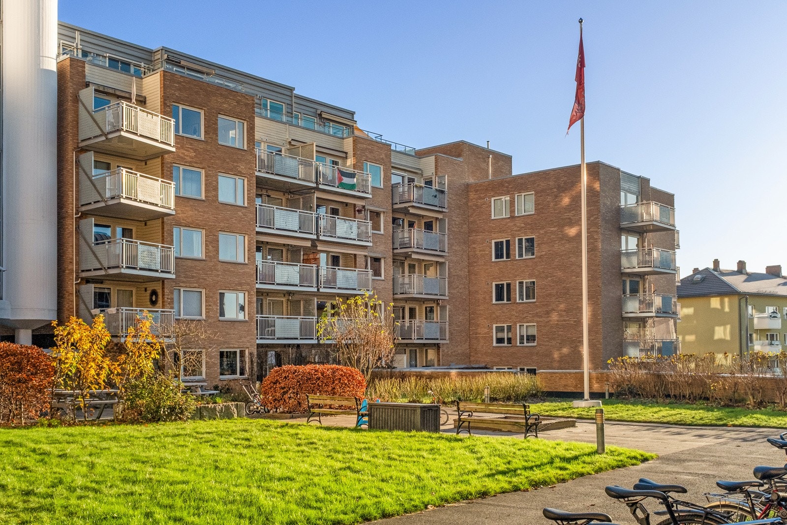 Hyggelig og allsidig bakgård fordelt på to plan med flere soner til aktivitet og avslapning. Felles grill, sandkasse, pingpong-bord og petanque-bane for store og små. Galleribilde