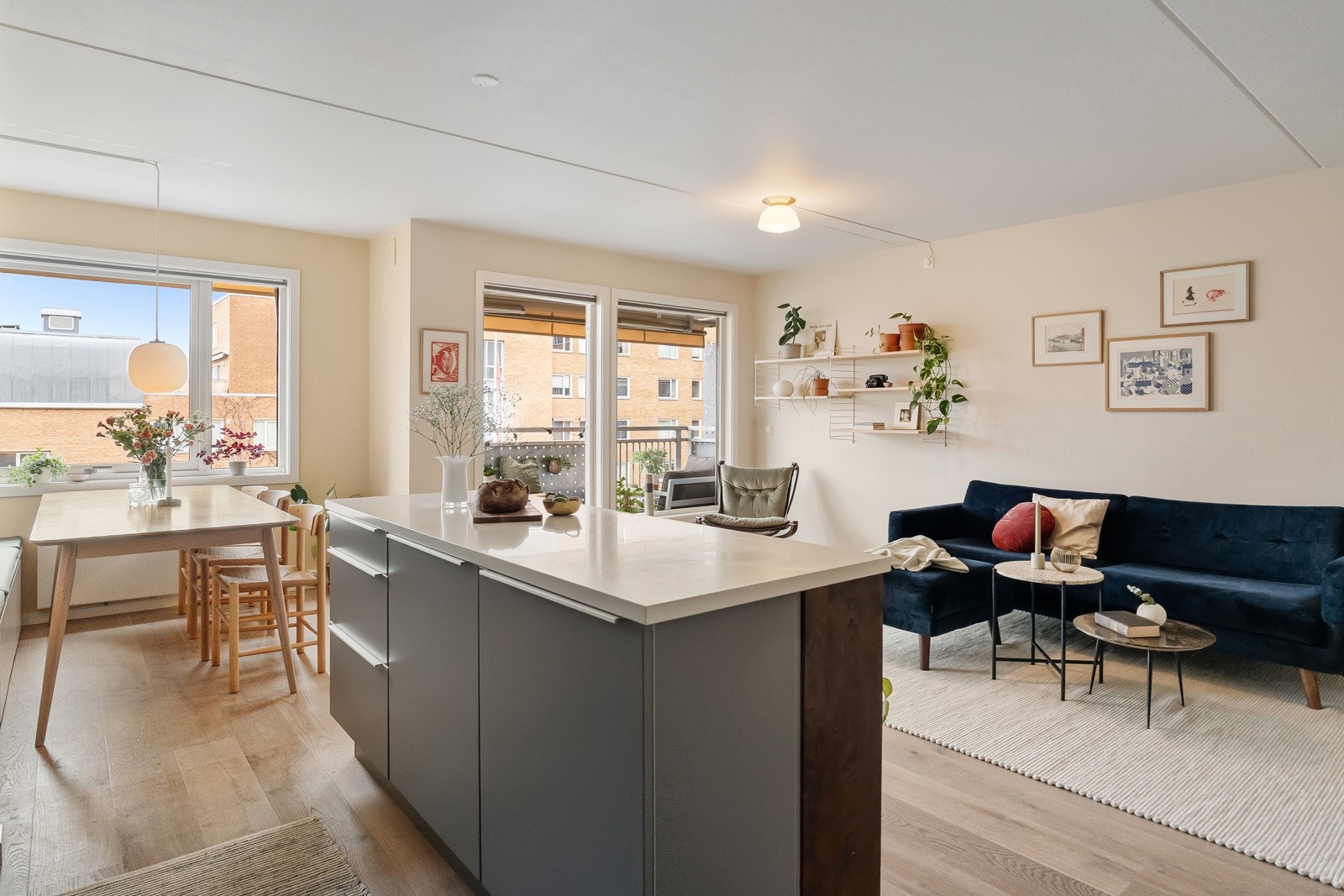 Lys laminat benkeplate med underlimt vask og ett-greps armatur i krom Galleribilde