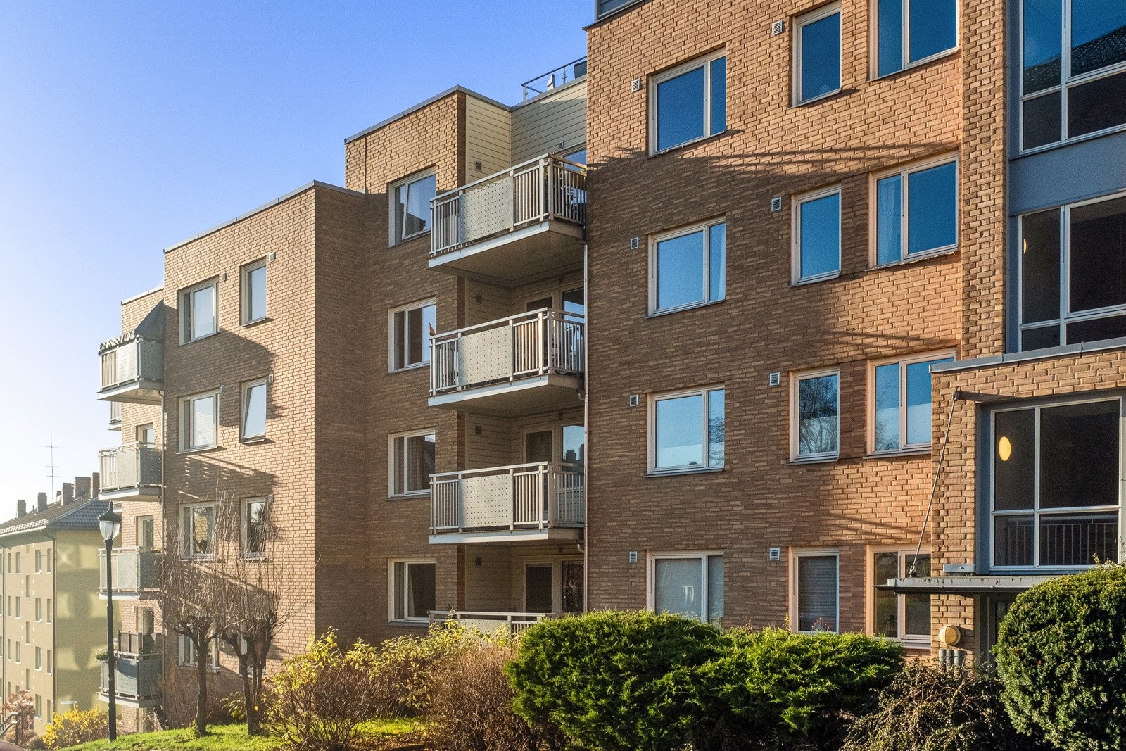 Velholdt fasade med skjermet inngangsparti vendt mot Torshovdalen Galleribilde