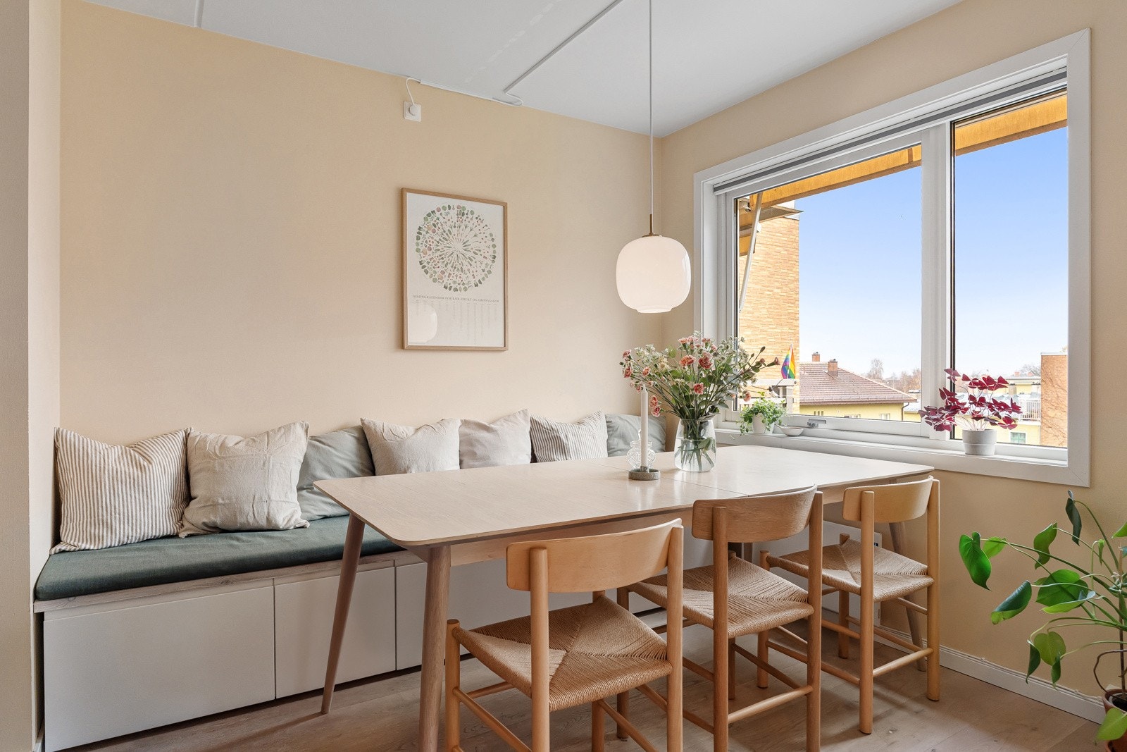 God plass til å samle venner og familie rundt romslig spisebord Galleribilde