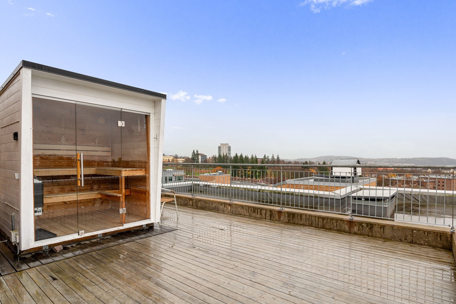 Leiligheten har tilgang til tre felles takterasser, hvorav den ene har en felles badstue med enkelt bookingsystem Galleribilde