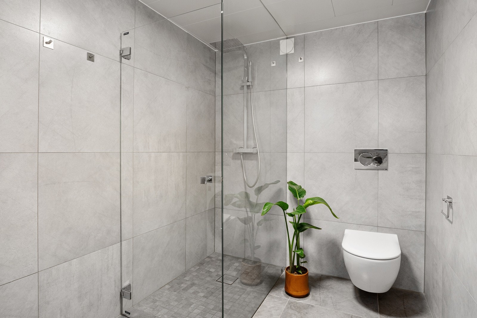 Baderommet ble oppgradert i 2016 og er av god størrelse. Innebygget sisterne med vegghengt toalett. Galleribilde