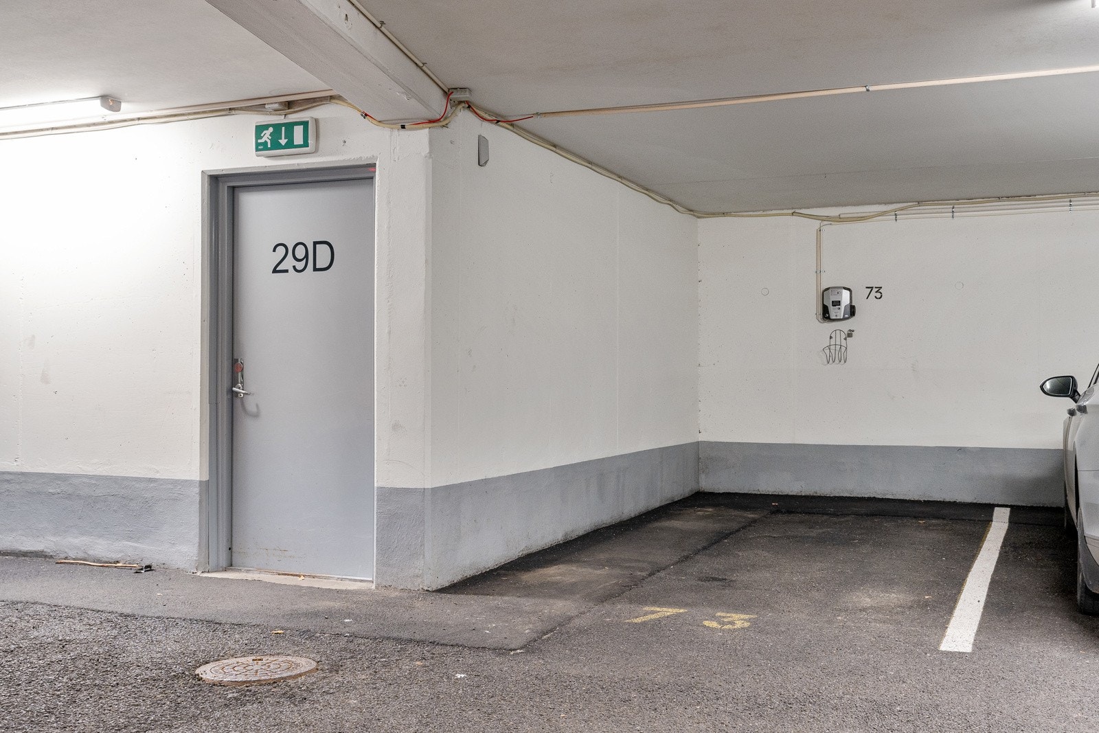 Det medfølger biloppstillingsplass med el-billader i felles garasjeanlegg. Parkeringsplassen ligger rett ved heisen som går opp til leiligheten. Galleribilde