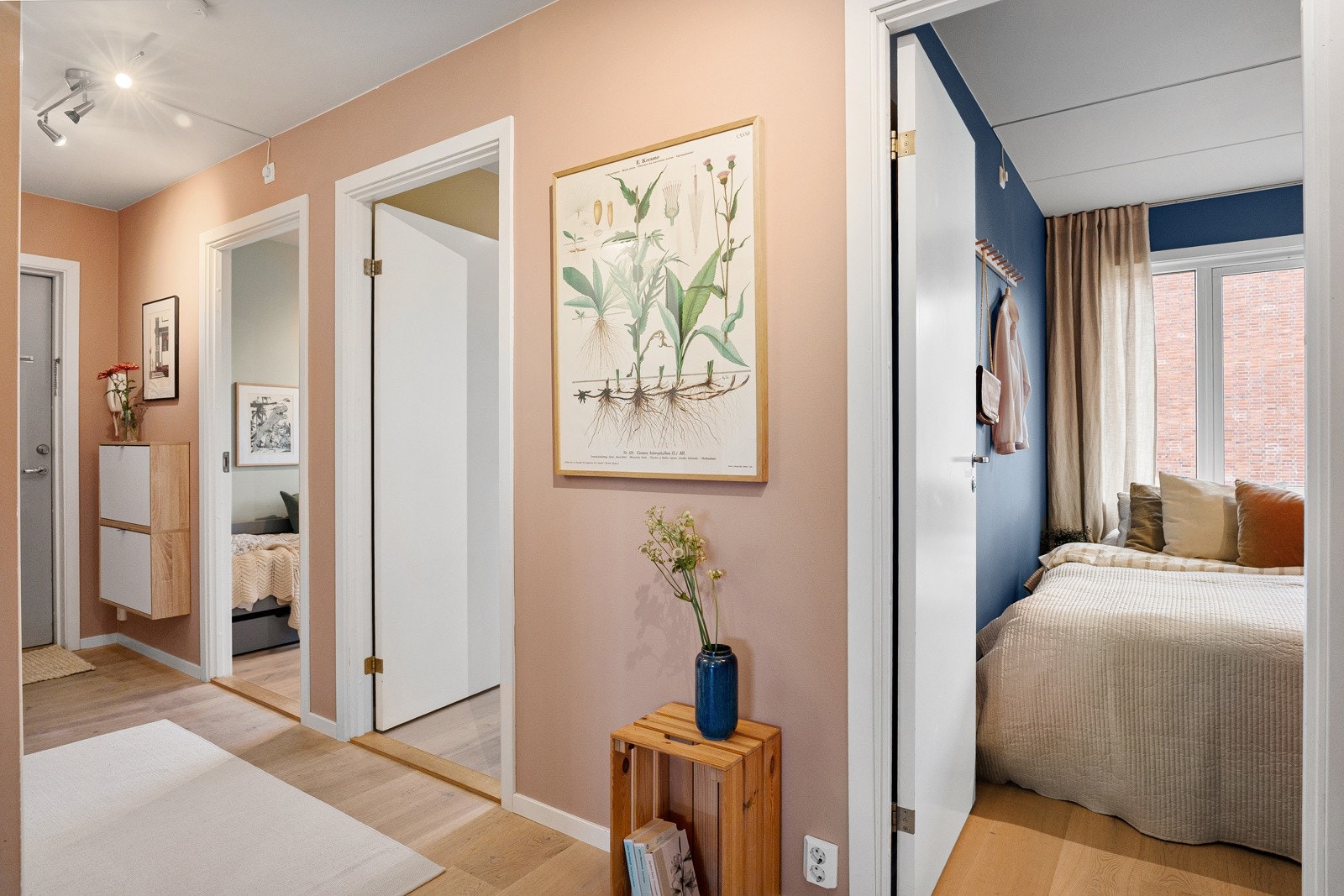 Fra gangen har man ankomst til alle rom i boligen Galleribilde