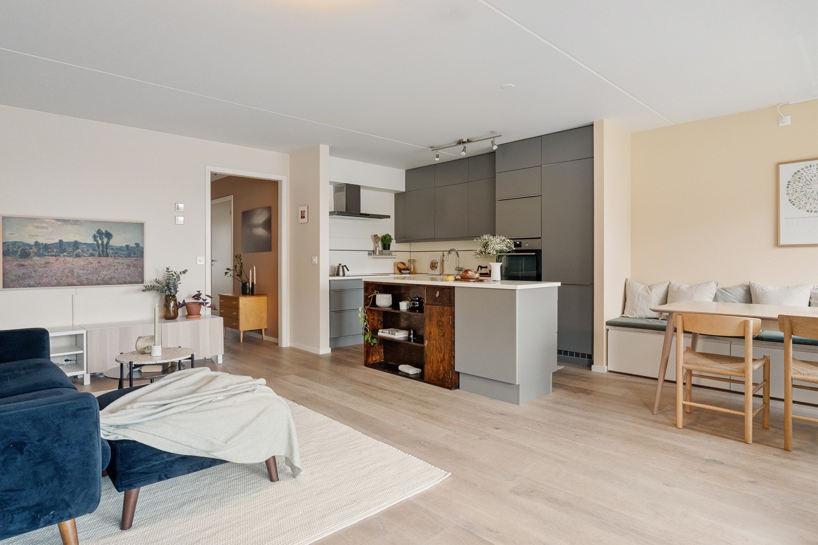 Lys og luftig stue med åpen og sosial løsning mot kjøkkenet og spisestue Galleribilde