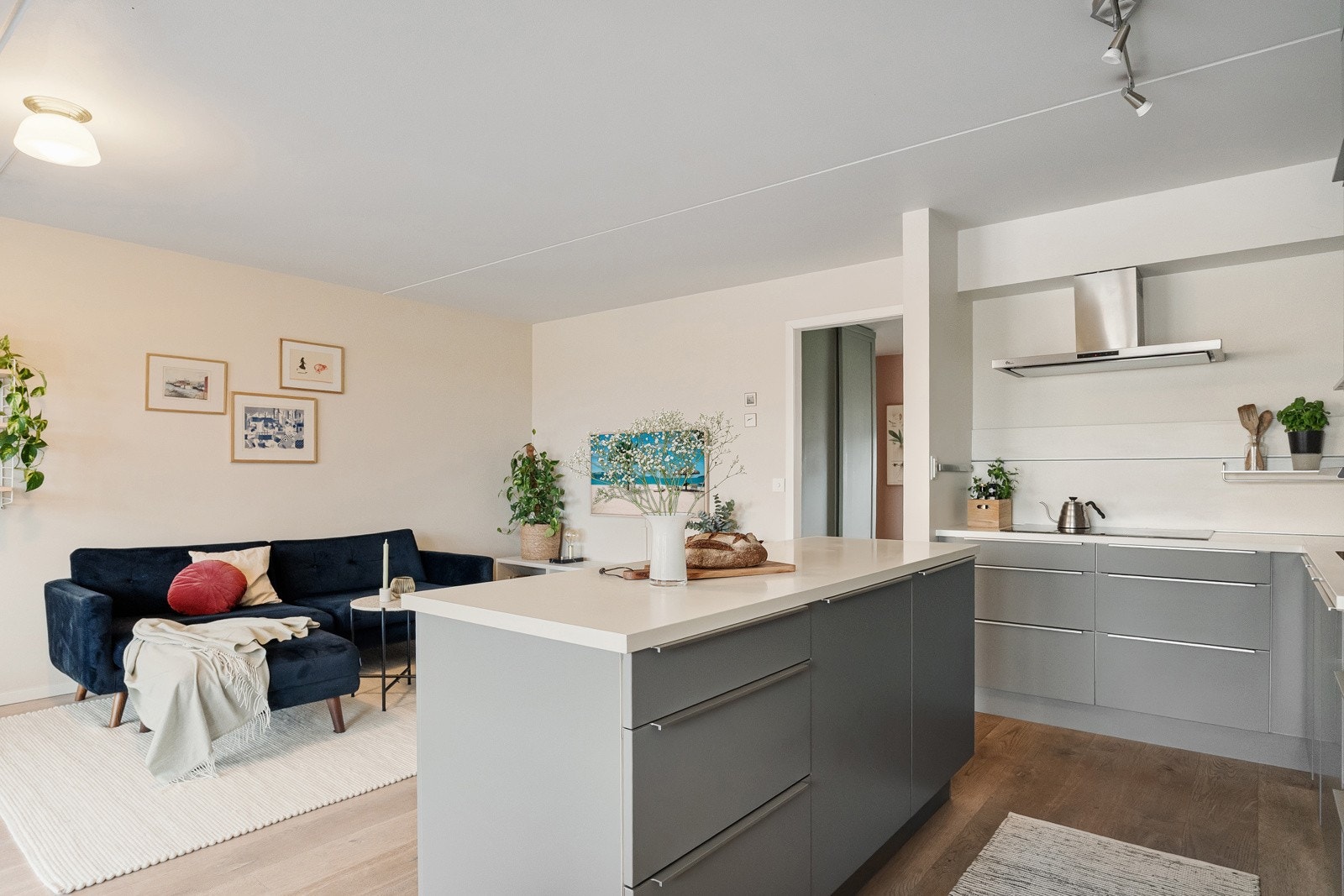 Kjøkkenet er utstyrt med integrerte hvitevarer fra Siemens, herunder oppvaskmaskin, kjøl/frys og platetopp, stekeovn fra Electrolux (ny 2023) i høyskap samt veggmontert avtrekksvifte fra Thermex. Galleribilde