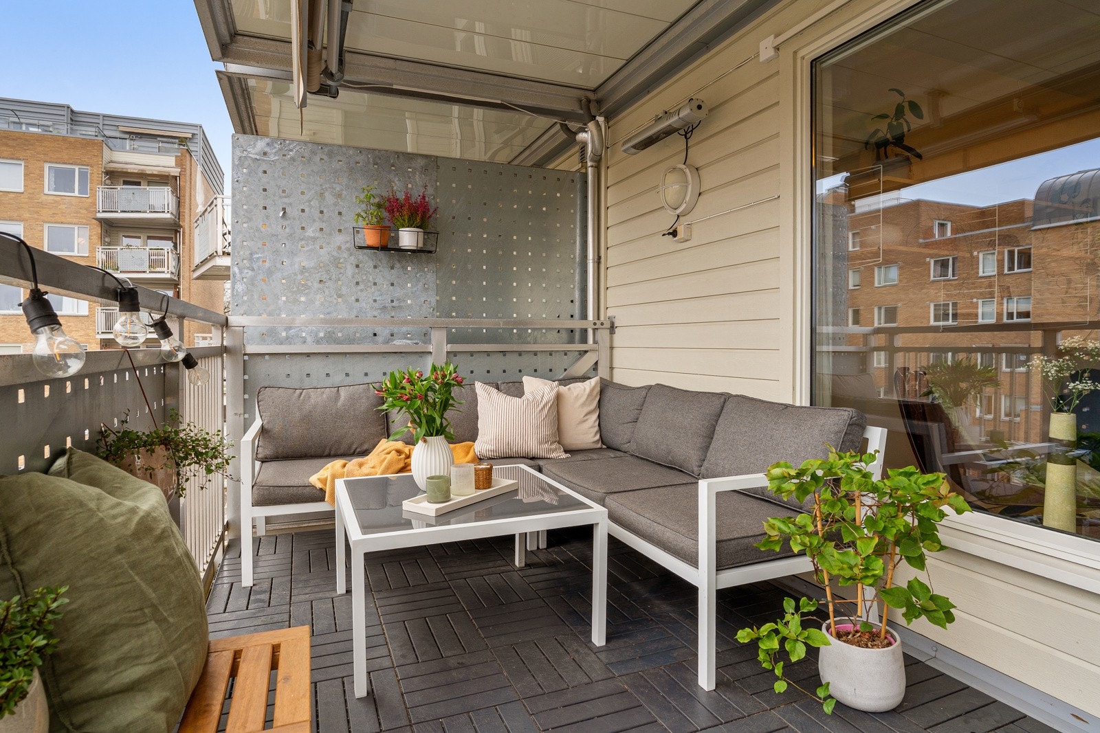 Svært hyggelig balkong med sol fra ca. kl. 13 - 21 sommerstid. Utstyrt med stikkontakt, utebelysning, varmelampe og markise Galleribilde