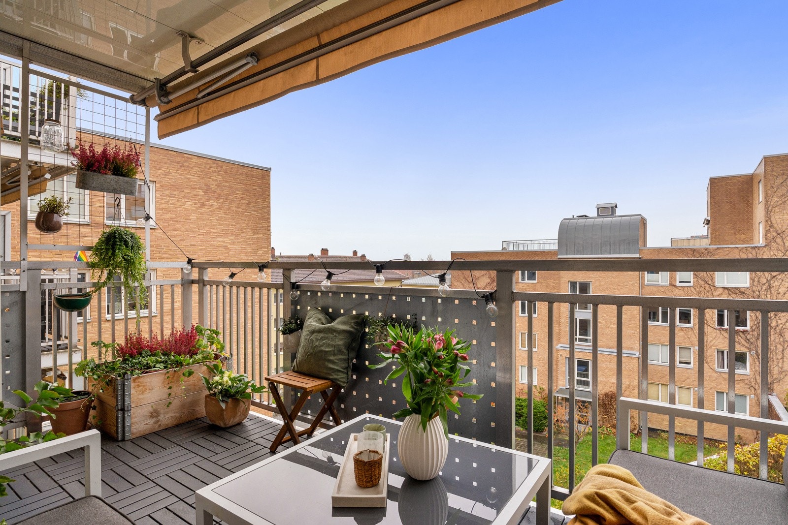 Solrik og skjermet balkong med god plass til både avslapning, grill og små dyrkeprosjekter som jordbær og grønnsaker Galleribilde