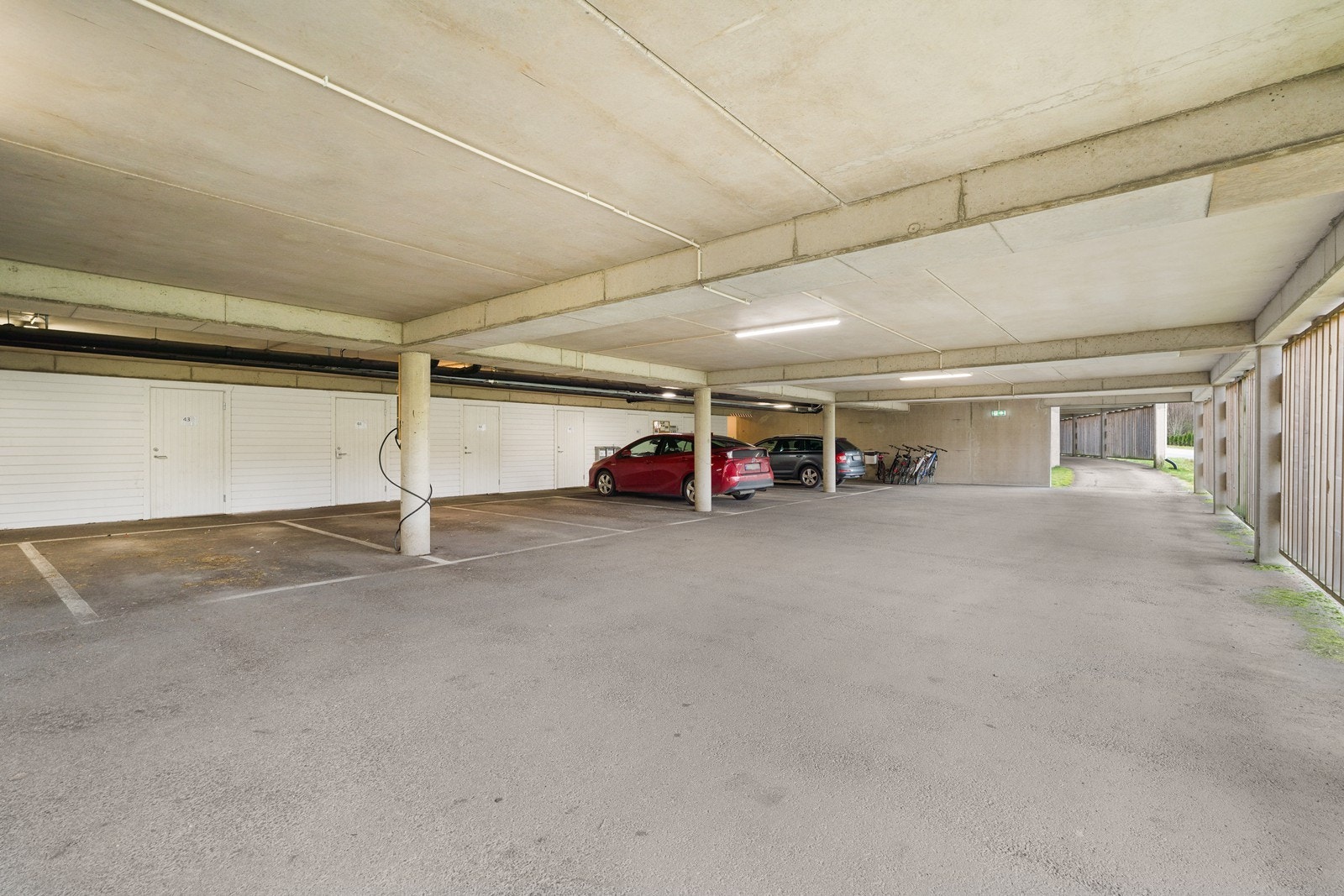 Det medfølger en fast parkeringsplass med el-billader med tilhørende bod. Galleribilde