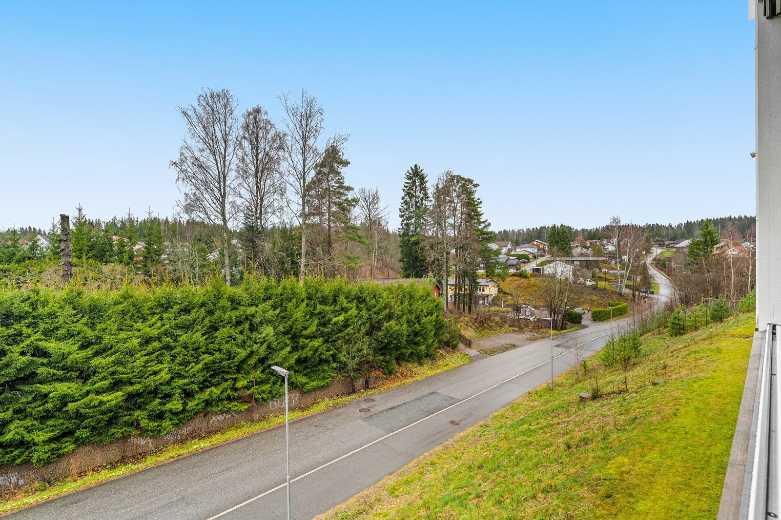 Fra balkongen er det utsikt mot rolige og grønne omgivelser, med nærhet til skog og mark. Galleribilde