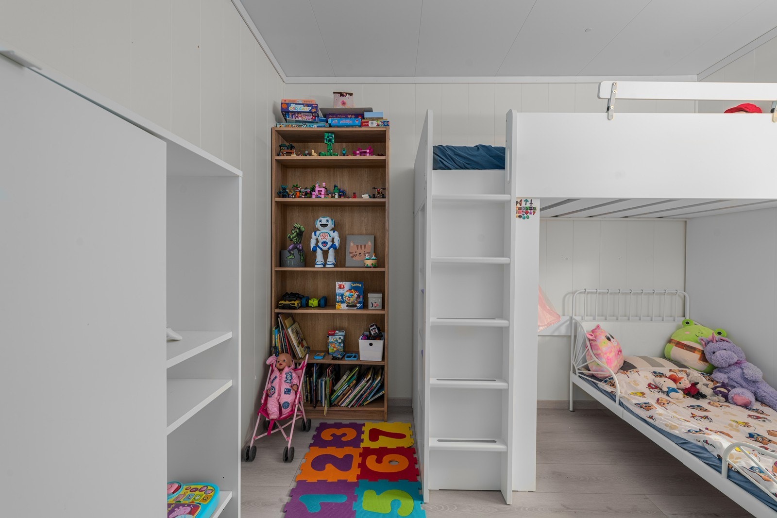 Det andre soverommet egner seg godt som barnerom, gjesterom eller kontor etter behov. Galleribilde