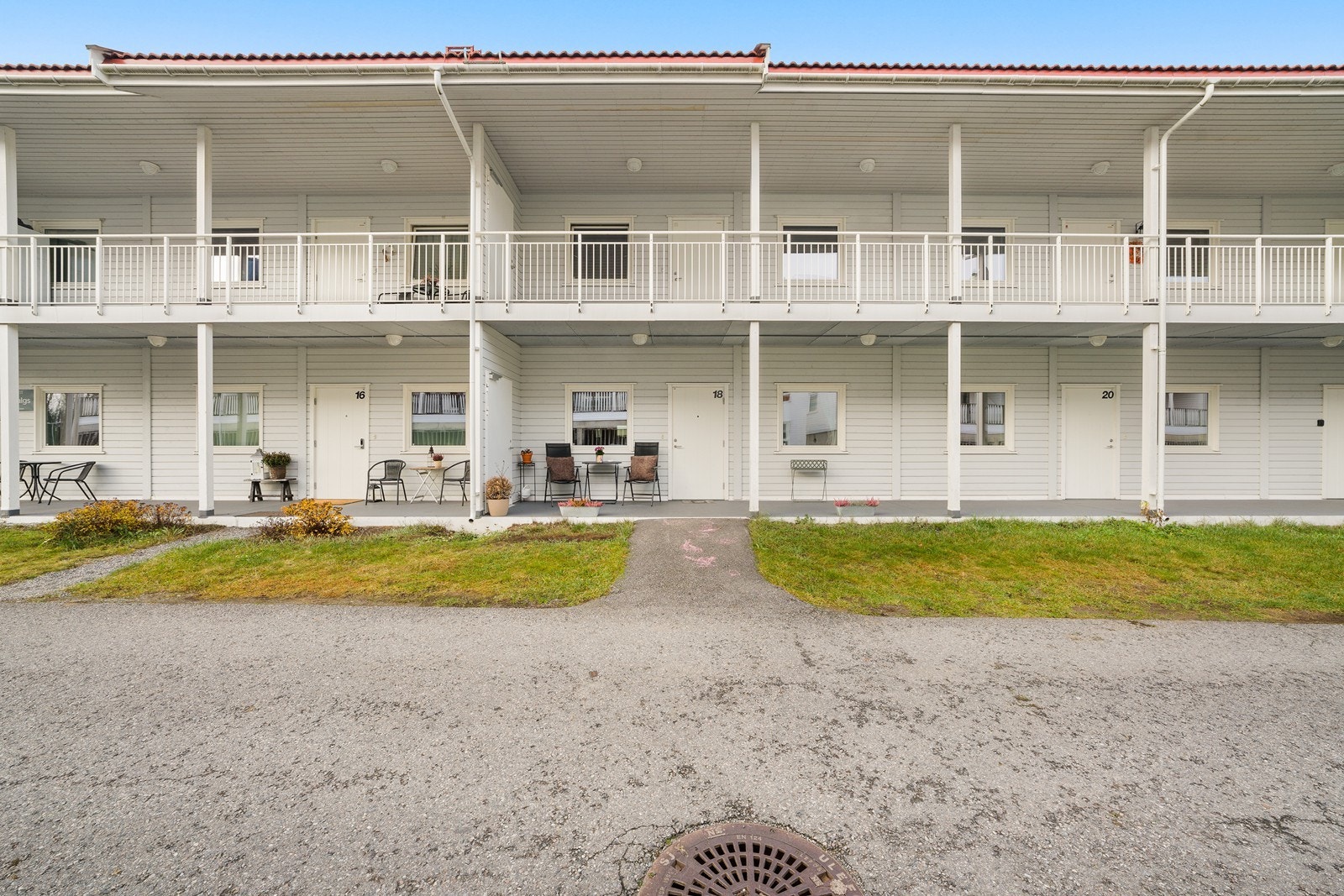 Bygget har overbygde svalganger som leder til de respektive inngangspartiene. Galleribilde