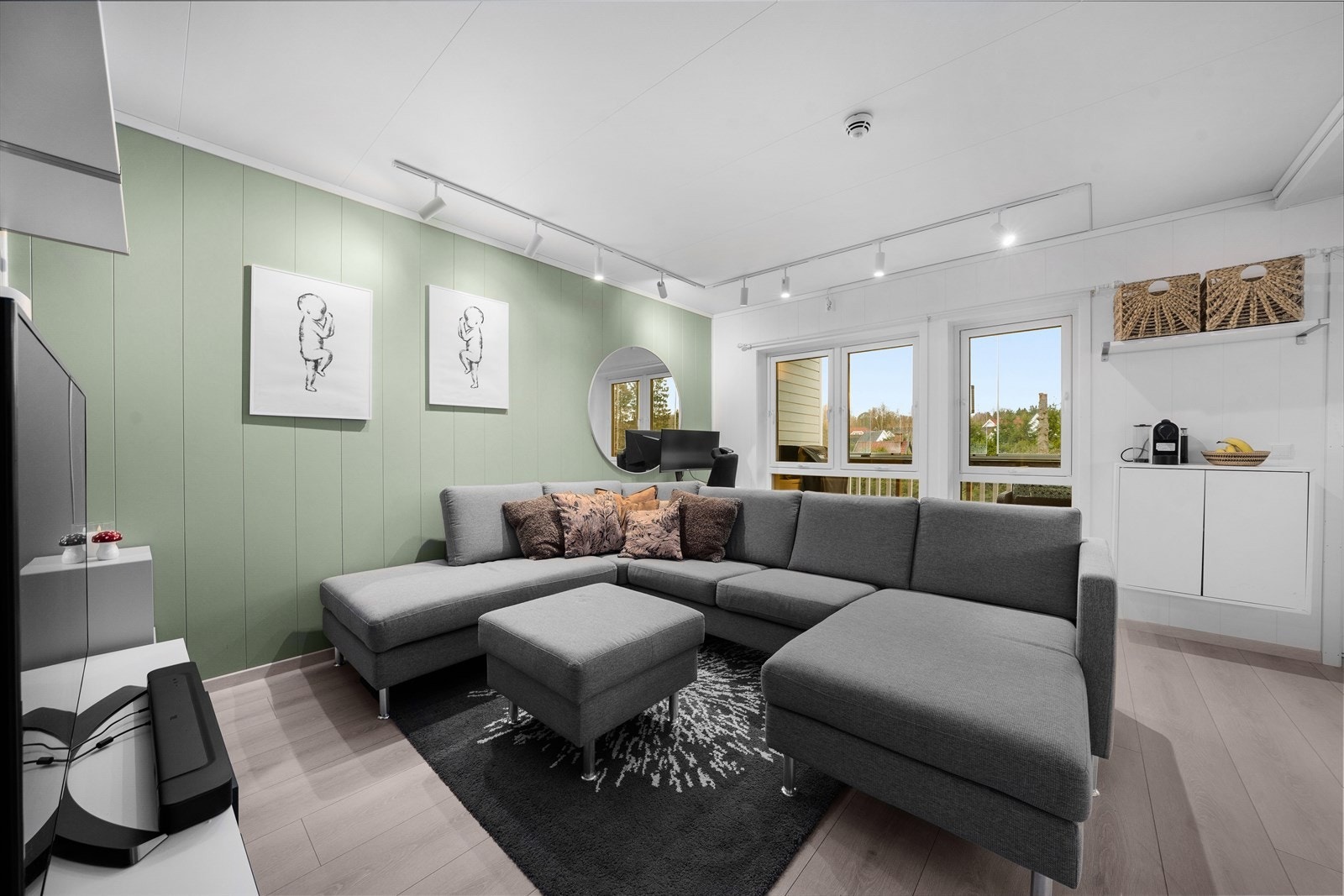 Her er det god plass til en større sofagruppe og en egen sone for hjemmekontor om ønskelig. Galleribilde