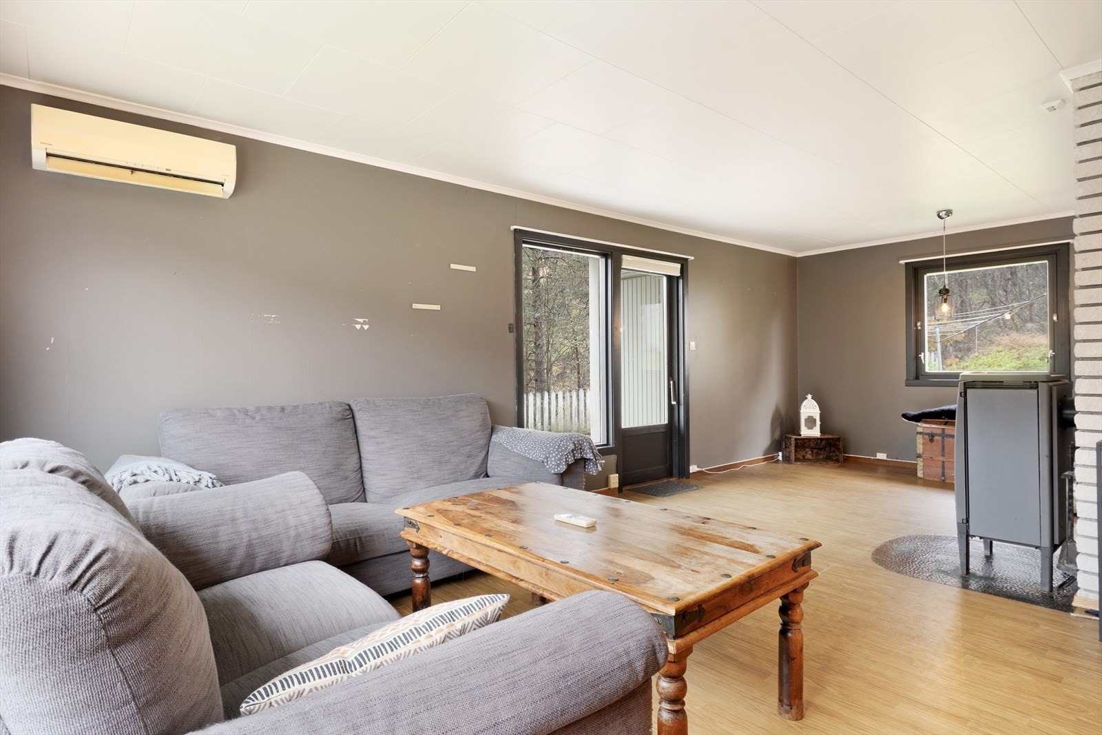 Som oppvarmingskjelde er det montert både vedomn og varmepumpe. Det er også tilkomst ut til terrasse med utvendig bod. Galleribilde