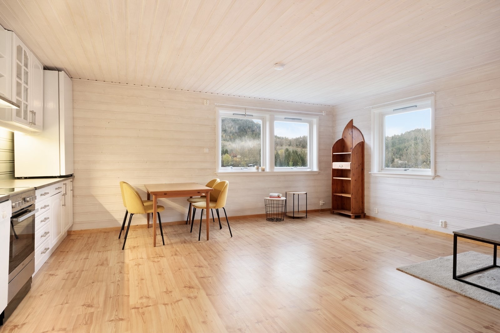 Opphaldsrommet er lyst og triveleg der stove og kjøkken kjem i ei opa løysing. Galleribilde