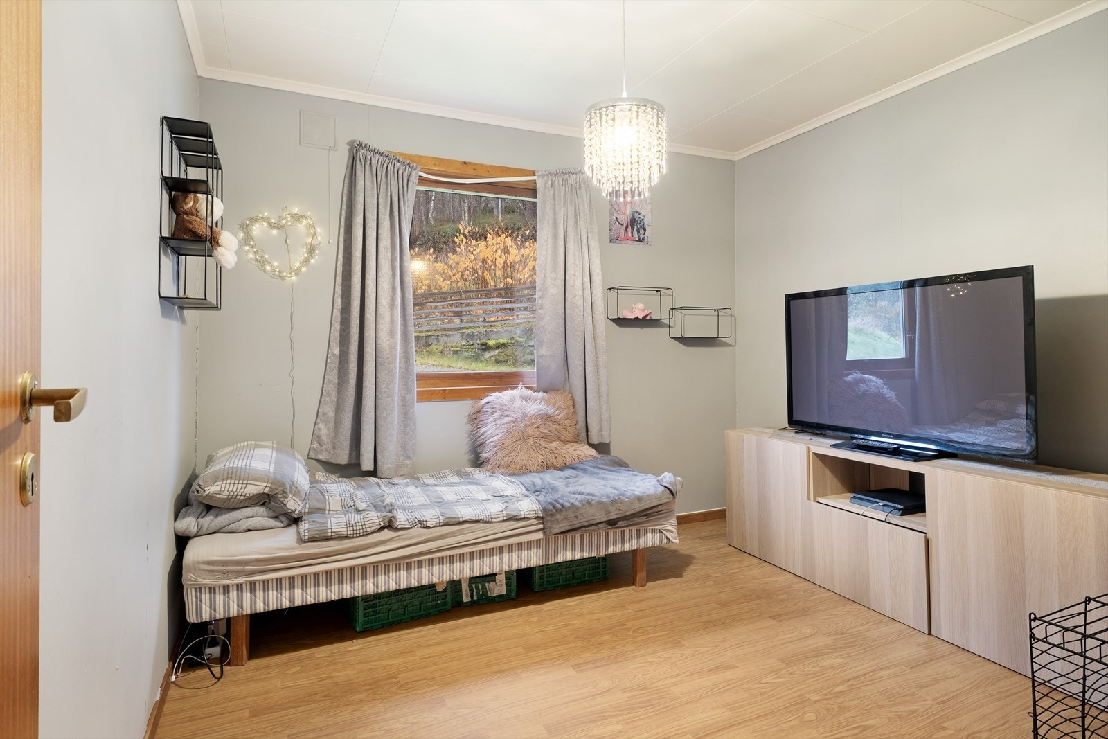 Bustaden har også 3 soverom av ulik storleik innreia med garderobeskåp. Galleribilde