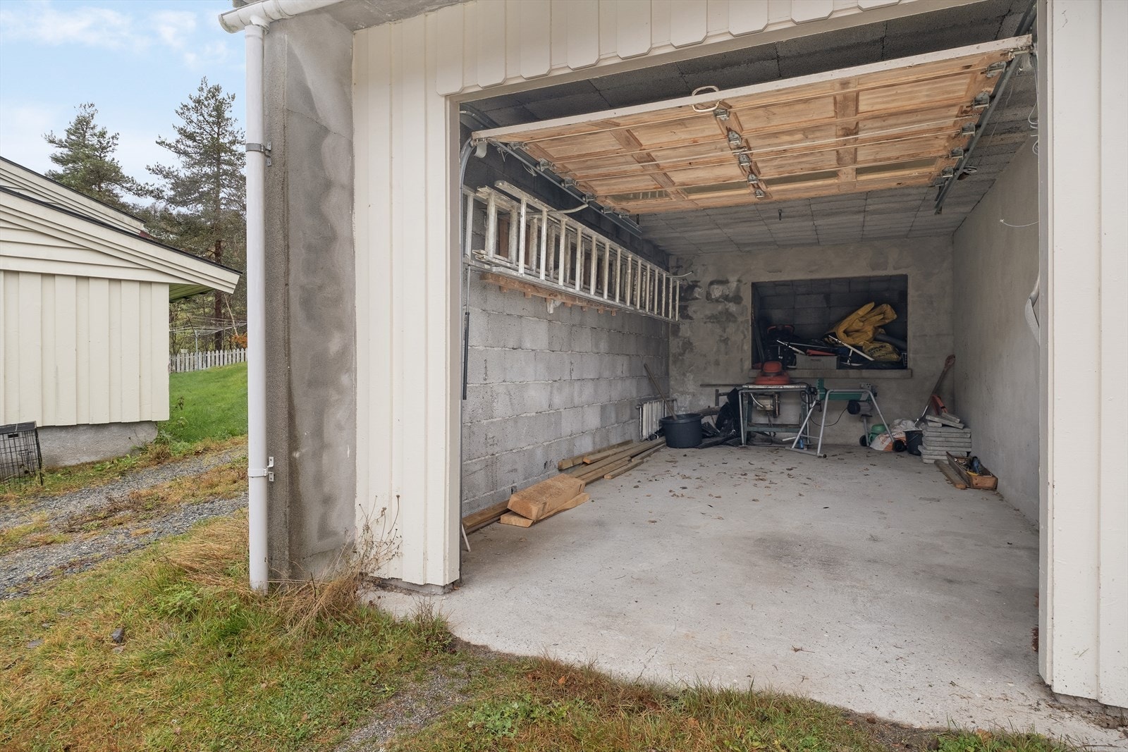 Det er også parkering for 1 bil i dobbelgarasje som er eigd 50/50 med nabo. Galleribilde