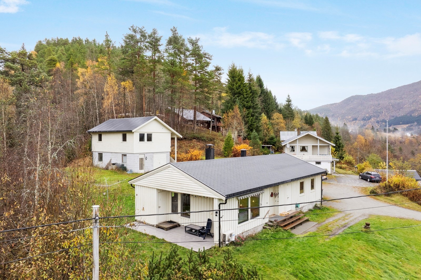 Eigedomen er opparbeida med plen og hagenalegg. Galleribilde