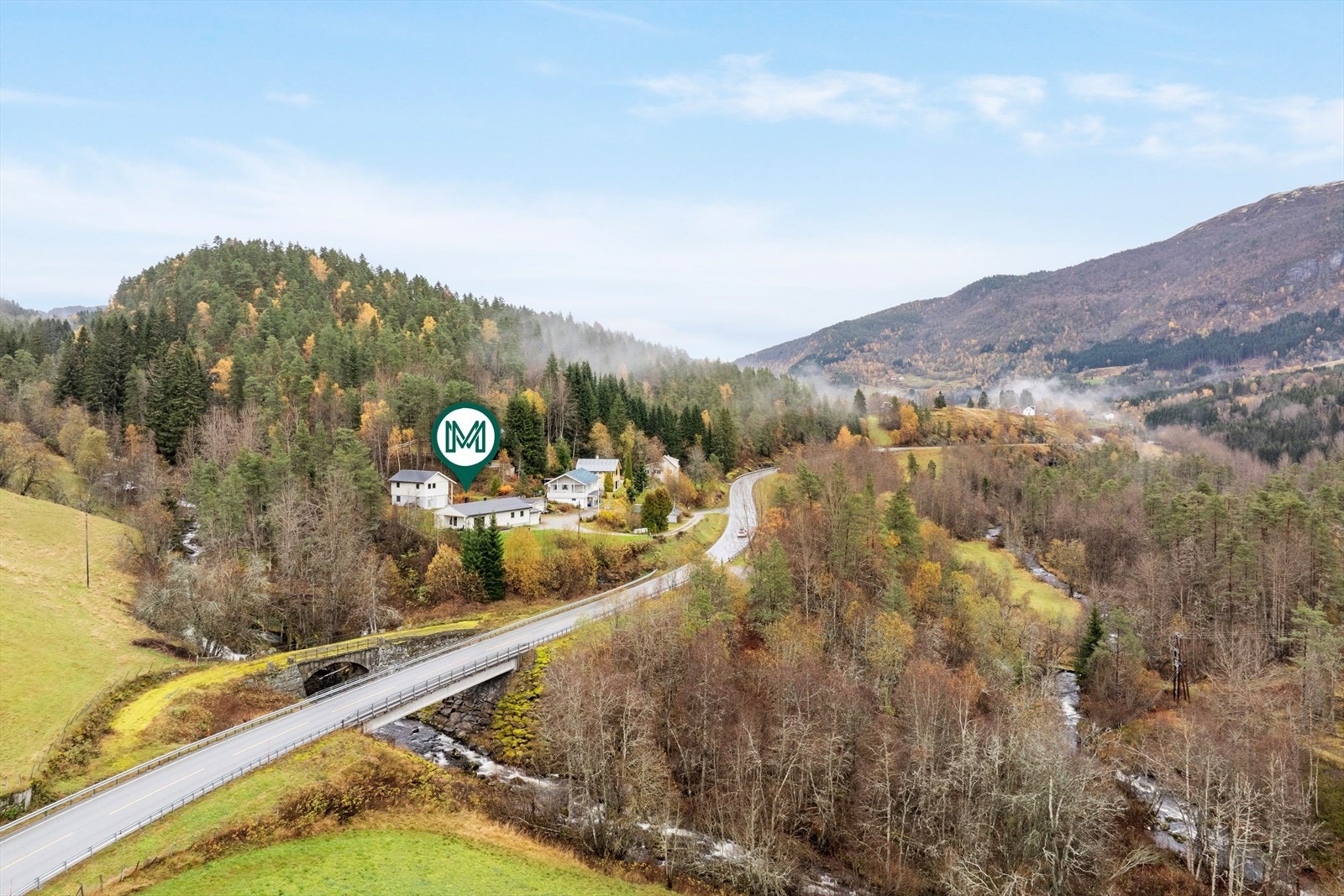 Området er utbygd med nokre bustadeigedommar ellers er det landbruksareal i kring. Galleribilde