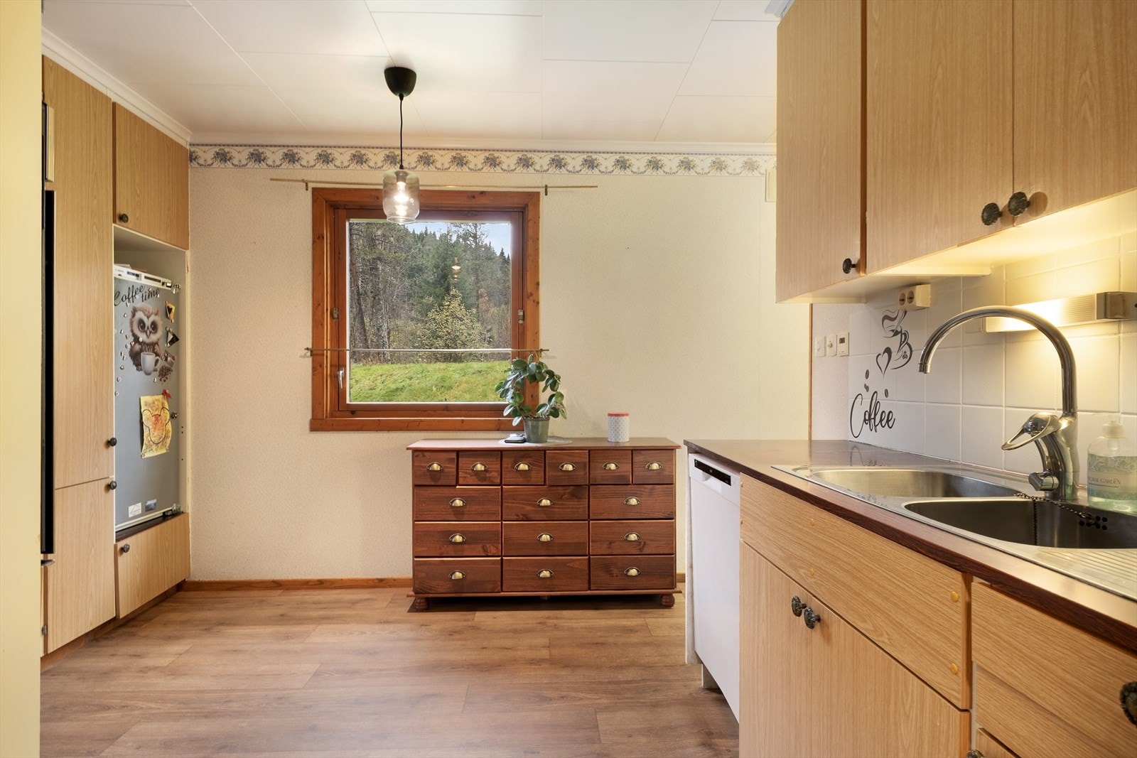 Kjøkkenet har godt med lagringsplass i både over- og underskåp. I del av kjøkkenet er det også montert vaskemaskin. Galleribilde