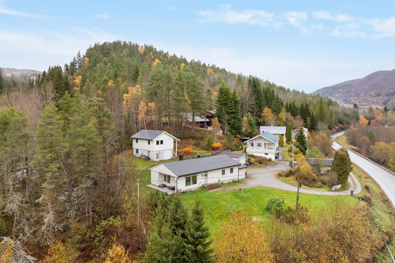 Eigedomen består av einebustad på eit plan med tilbygd garasje, frittståande garasje (delt 50/50 med nabo) samt anneks med verkstad og leilegheit over. Galleribilde