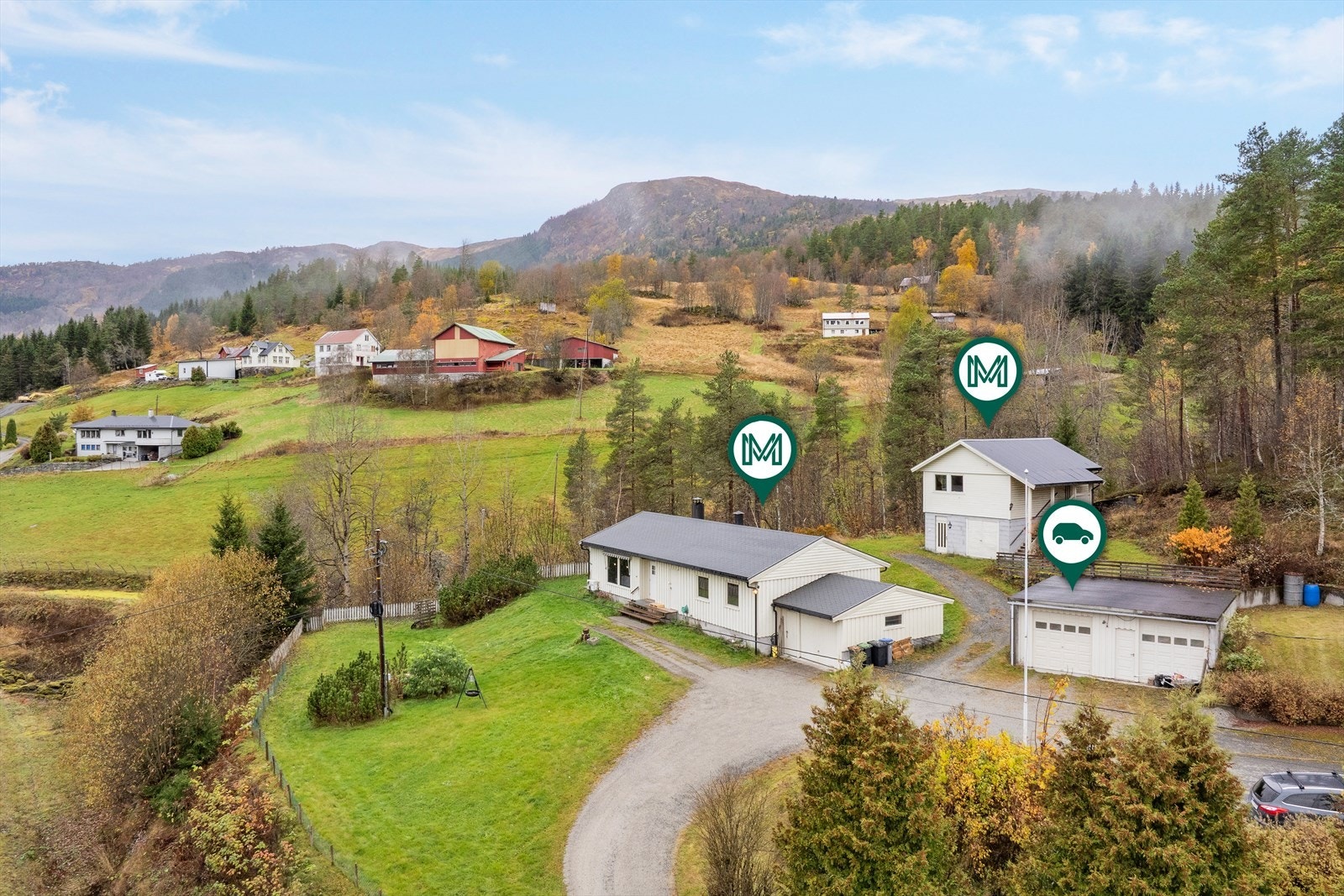 Eigedomen ligg i eit mindre småhusområde på Veum i Luster kommune like ved fylkesvegen. Galleribilde