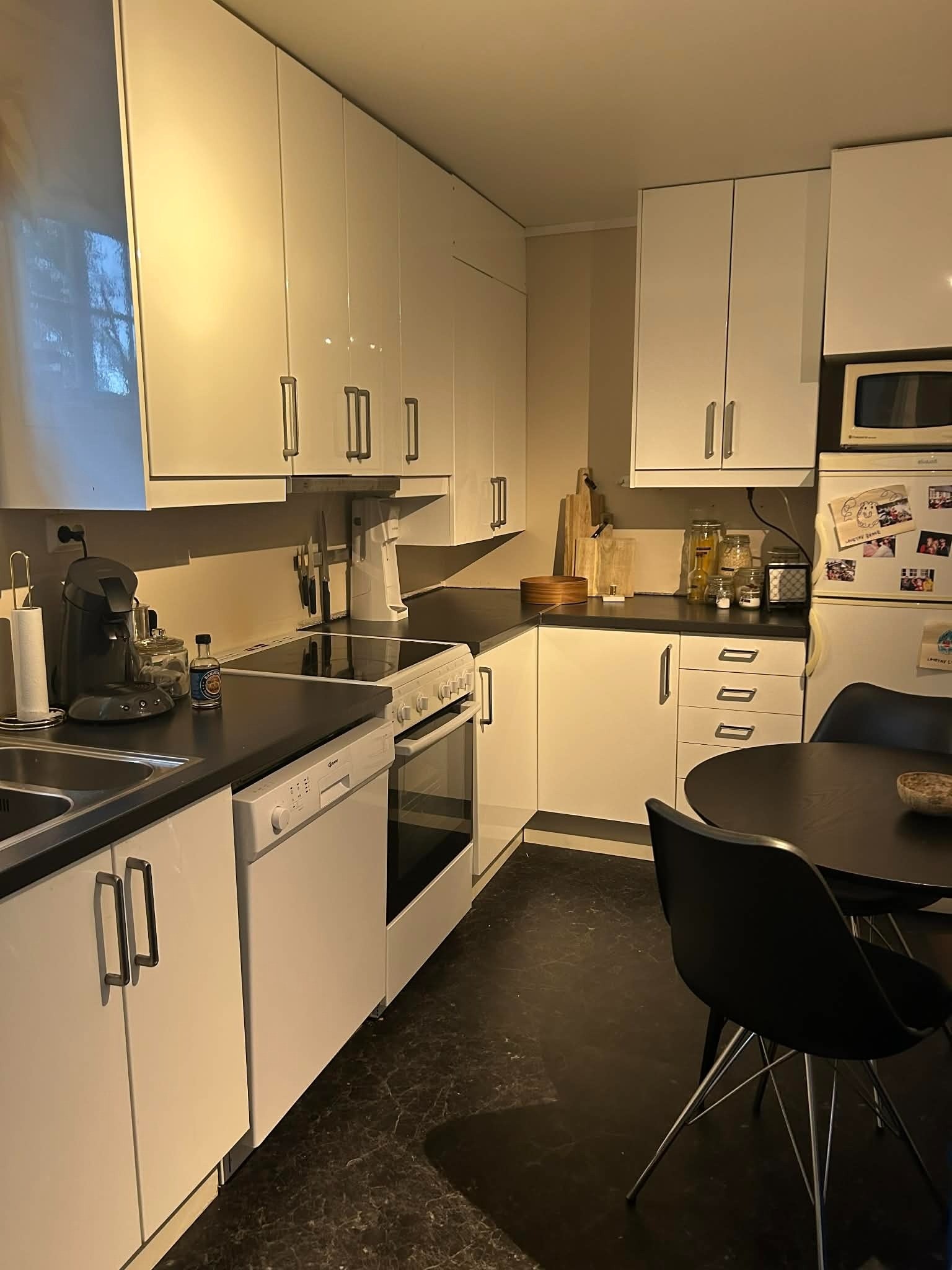 Kjøkken med oppvaskmaskin, kjøleskap og komfyr Galleribilde