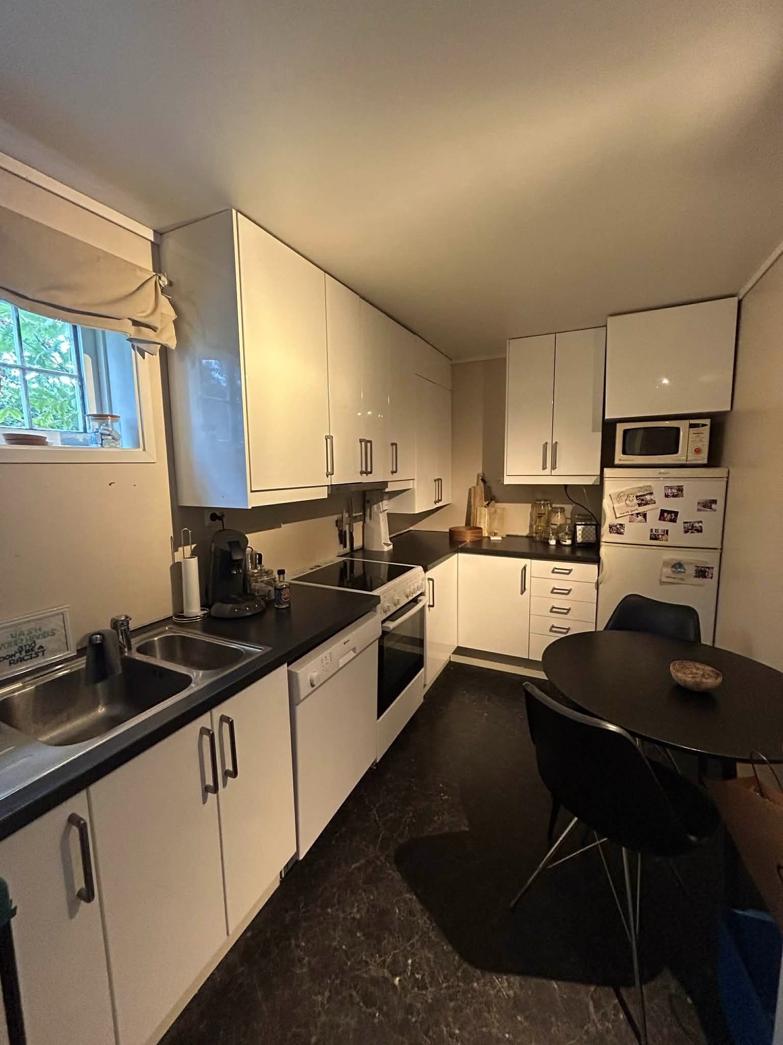 Kjøkken med oppvaskmaskin, kjøleskap og komfyr Galleribilde