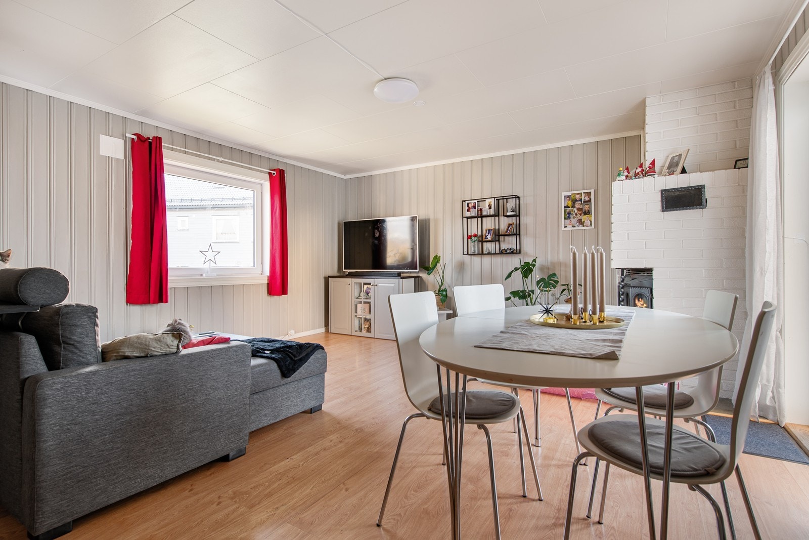 Stua i 1. etasje er romslig og med en deilig vedovn på de kalde dagene Galleribilde