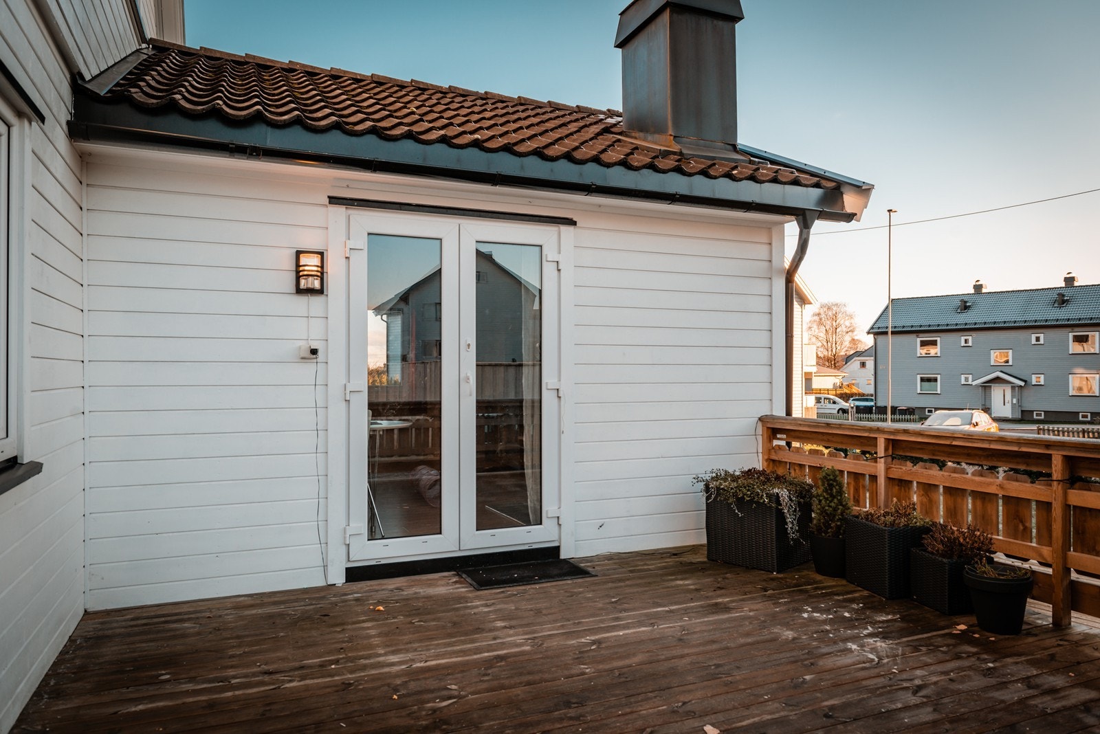 Verandaen er vendt mot sørvest, så her er det mye sol på de gode dagene Galleribilde