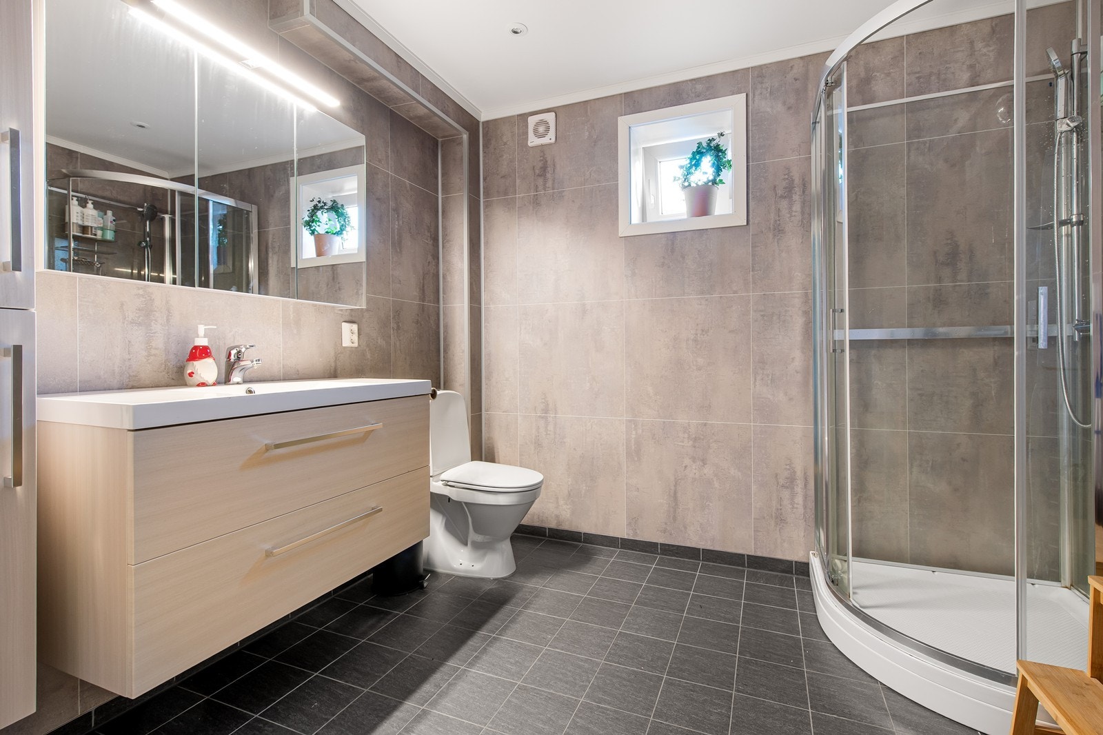 Stort og romslig bad i 1. etasje, dette er så å si helt nytt Galleribilde