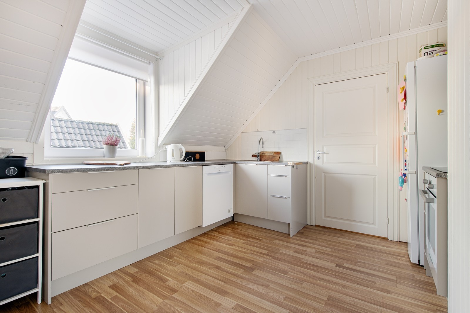 Stort vindu slipper inn mye lys Galleribilde