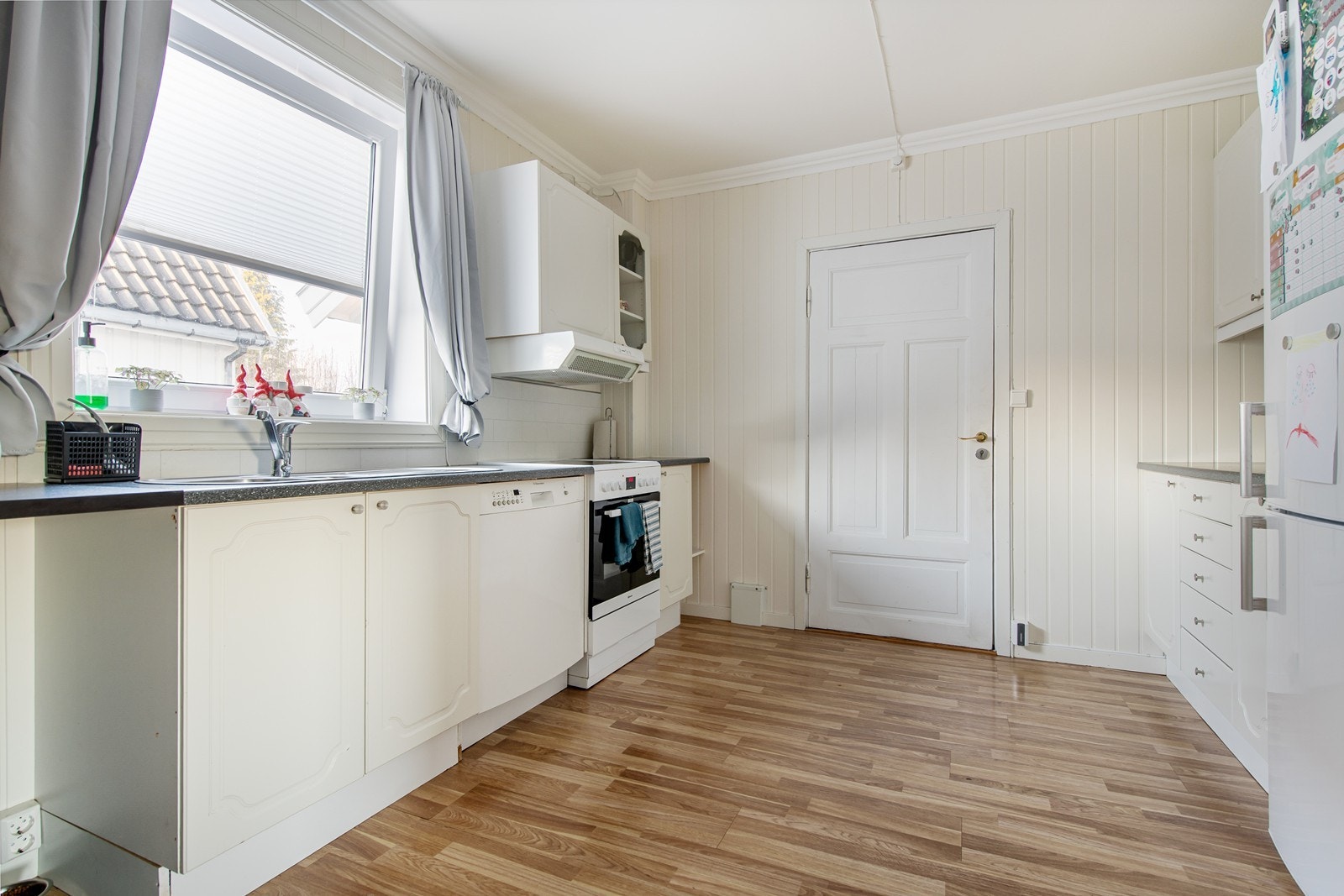 Kjøkkenet i 1. etasje er enkelt oppgradert, men er romslig og med en god del potensiale Galleribilde