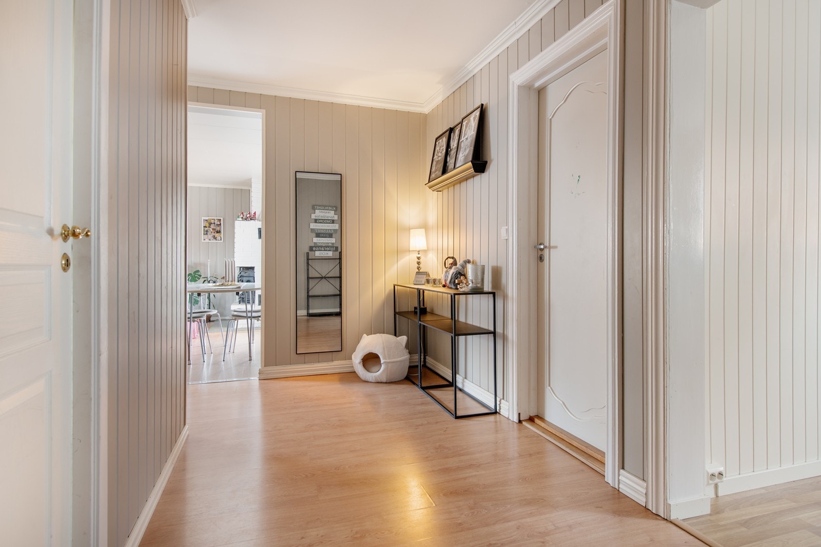 Romslig gang med soverom til både venstre og høyre. Galleribilde