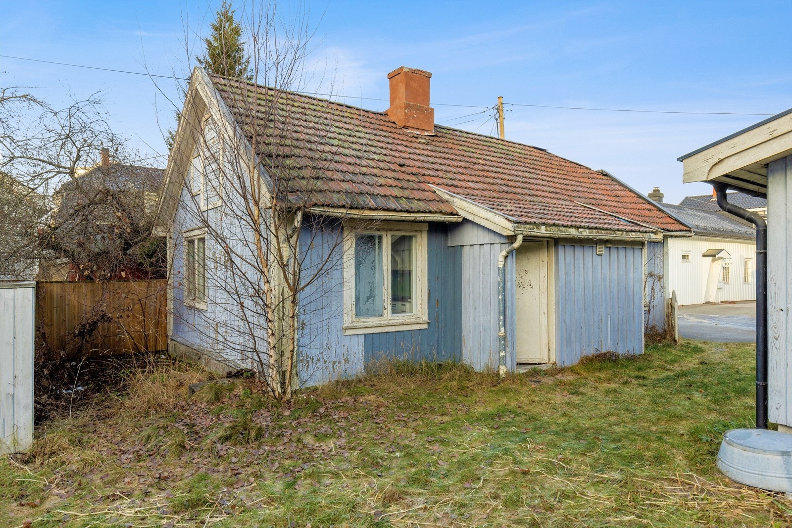 Behov for omfattende renovering. Bygningen er sefrak-merket med rød trekant. Alle endringer/arbeider må i forkant godkjennes av Riksantikvaren. Galleribilde