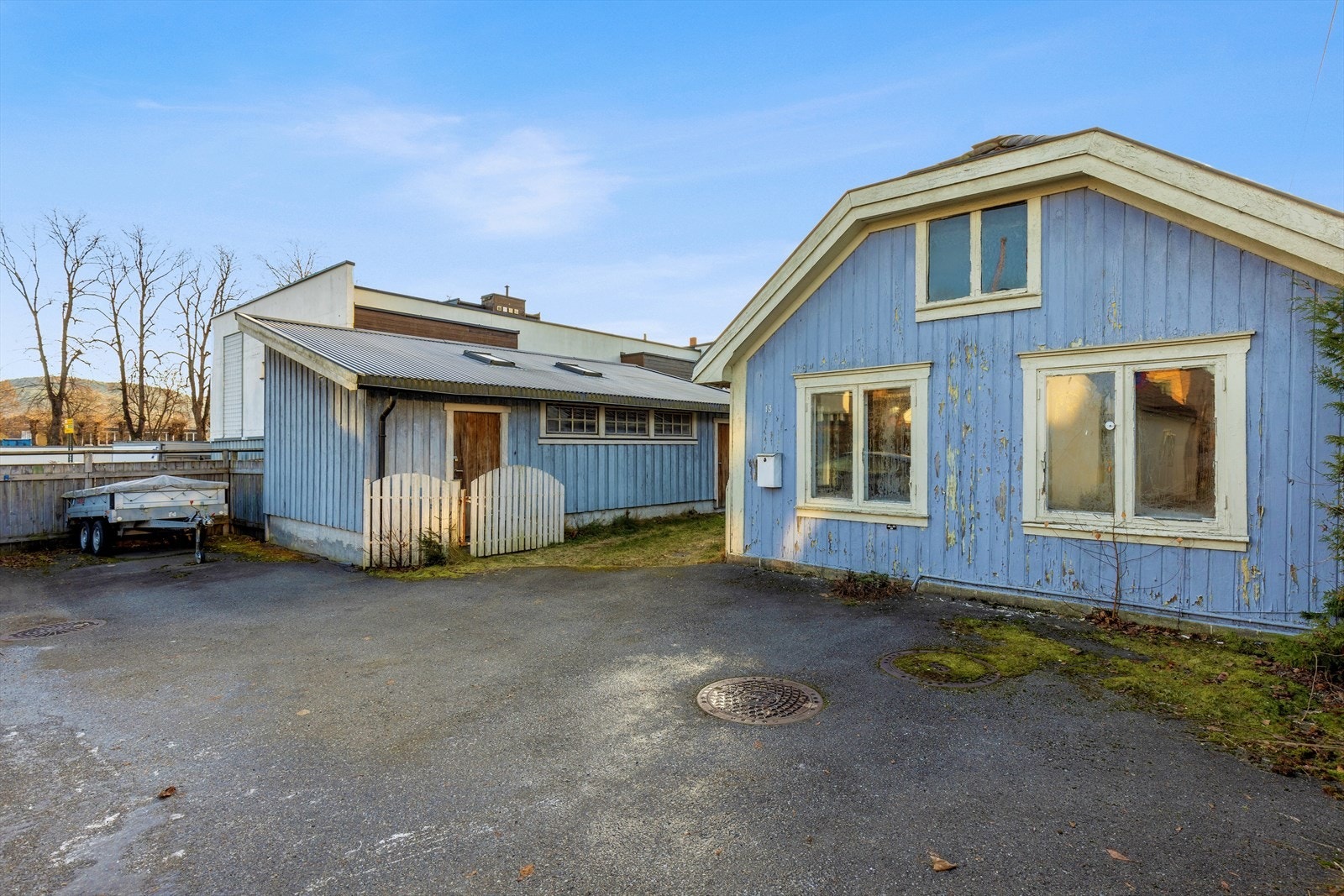 Adkomst til eiendommen via asfaltert vei/snuplass (kommunal). Galleribilde