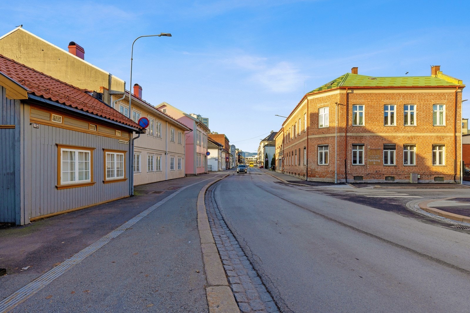 Gangavstand til et bredt utvalg av forretninger og servicetilbud. Bussholdeplass og togstasjon i umiddelbar nærhet. Galleribilde