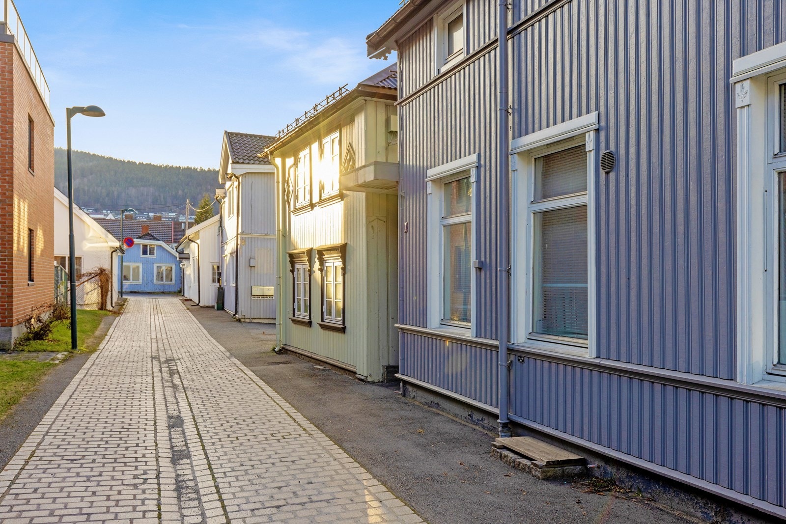 Eiendommen ligger sentralt på Strømsø, innerst i sjarmerende gate. Gatebildet preges av eldre trehus og murbygninger, som gir området karakter. Galleribilde