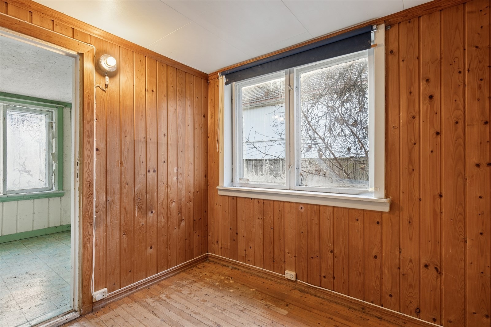 Panelte overflater på veggene og tregulv. Galleribilde